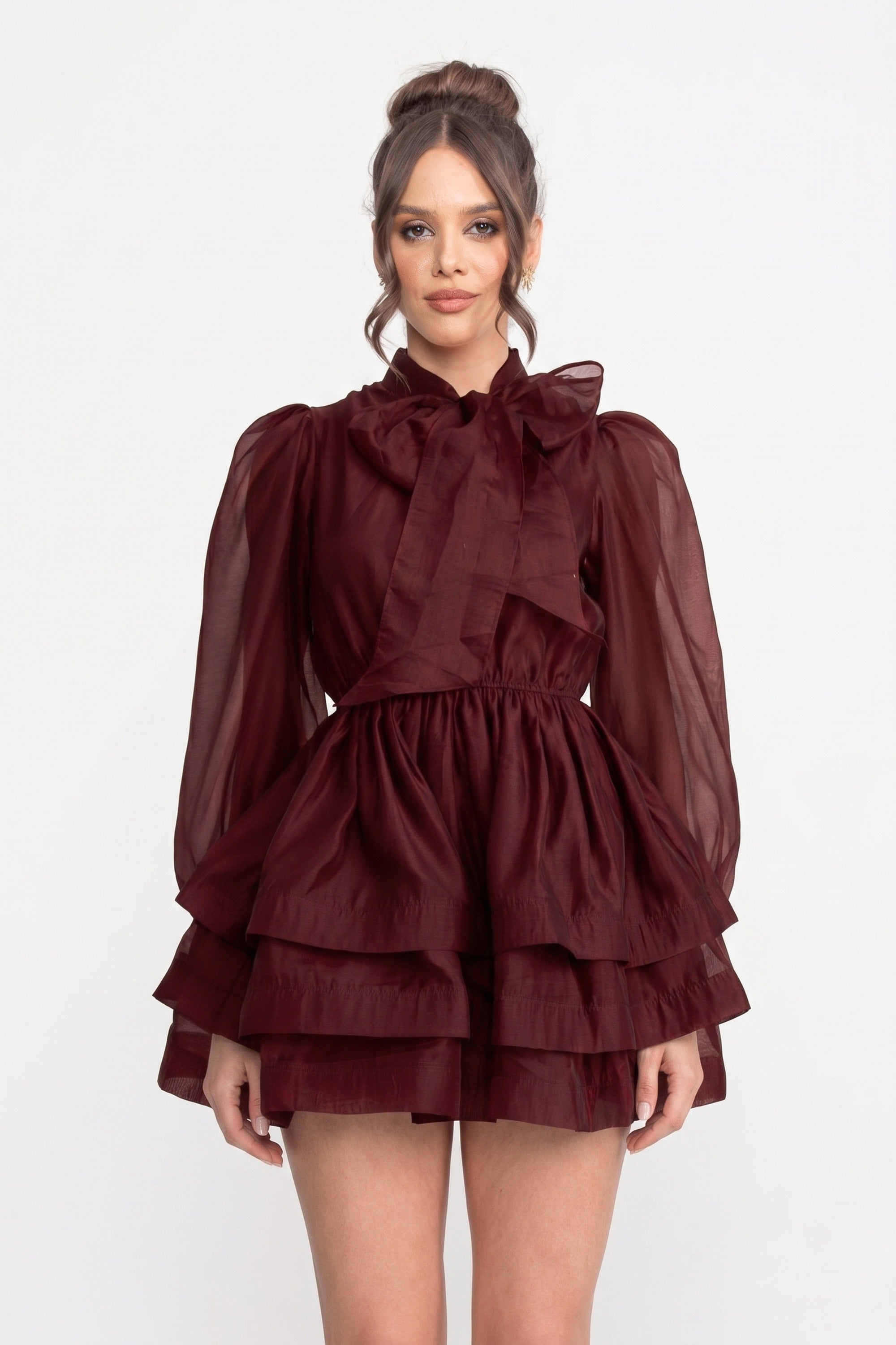 Mini-Kleid mit hohem Kragen, Puffärmeln, Stufen-Rüschenrock und Schleife - Wine 