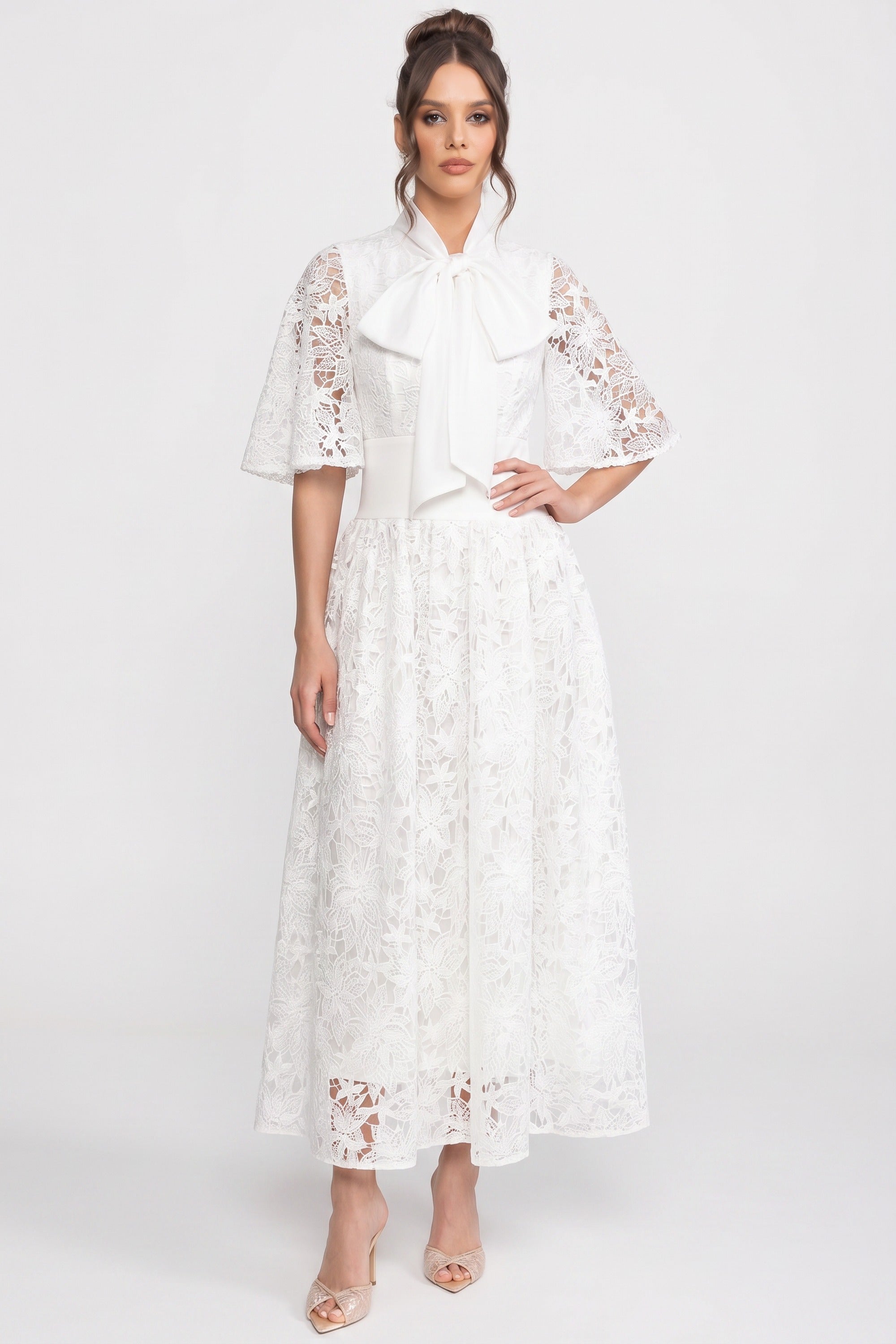 Kurzärmliges Maxikleid aus floraler Spitze mit 3D-Schleifendetail - Weiß 