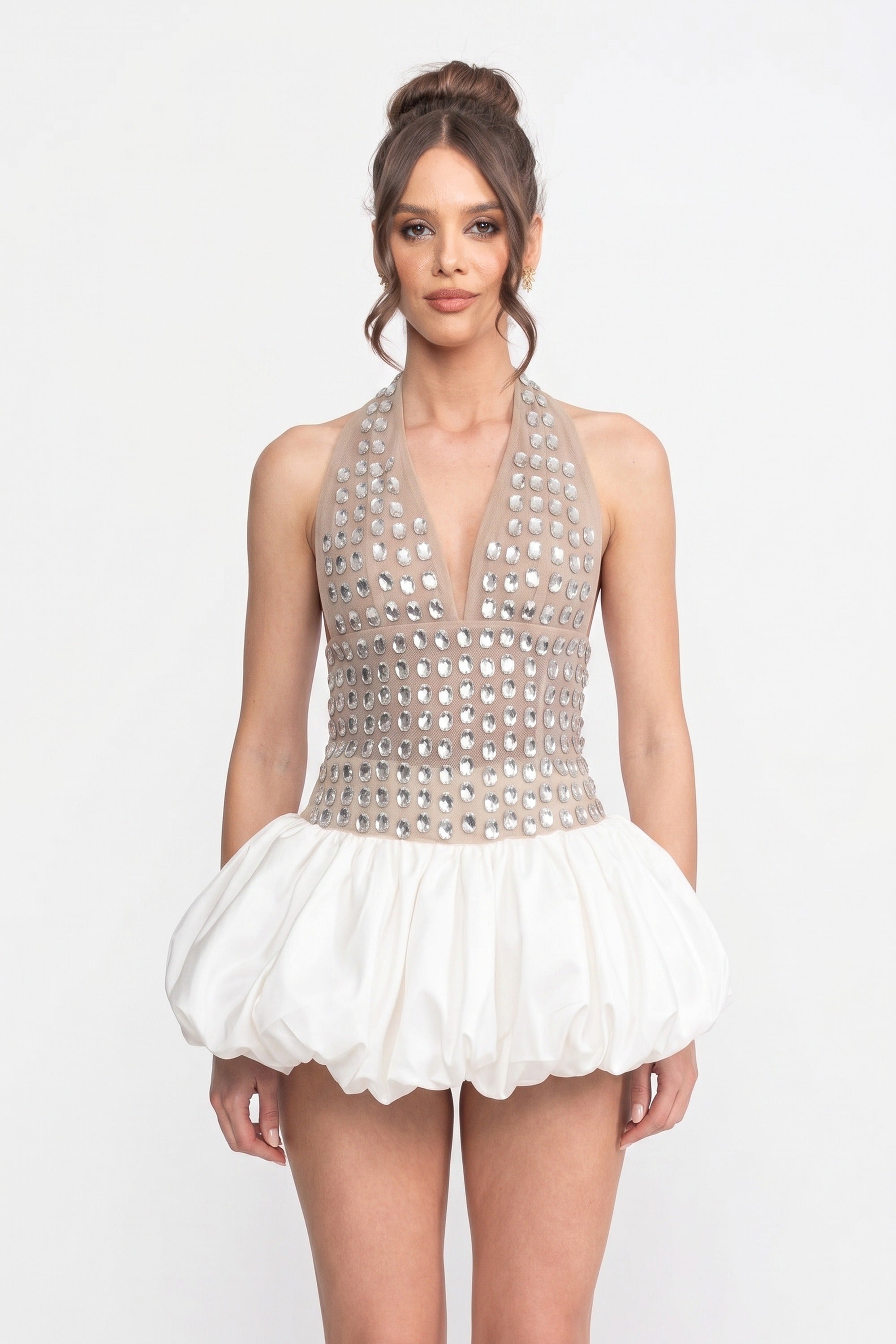Mini-Kleid mit Neckholder und Bubble-Rock, mit Kristallverzierungen – Weiß 