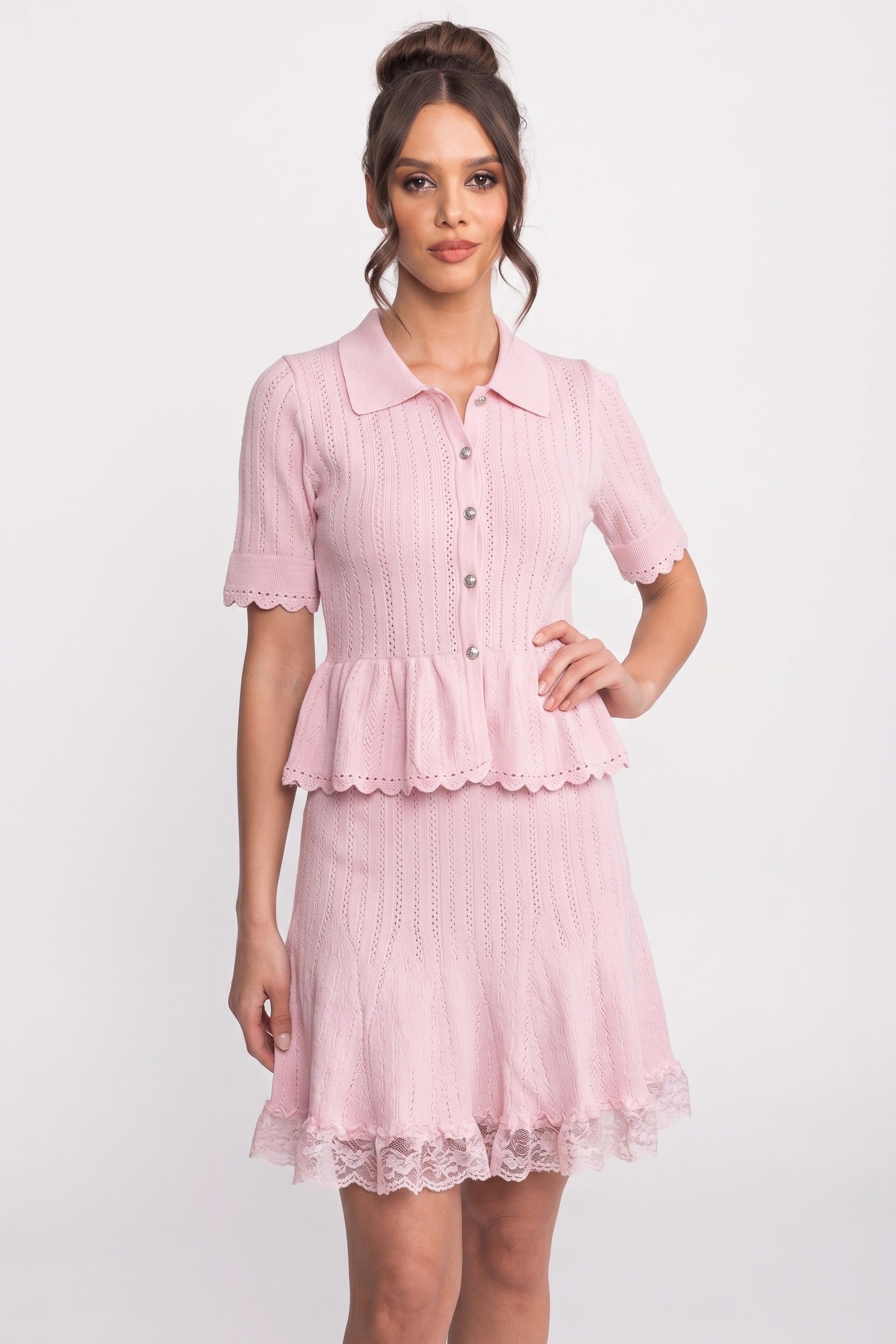 Strick-Minikleid mit Polokragen, Knopfleiste, Peplum-Taille und Spitzenabschluss – Pink 