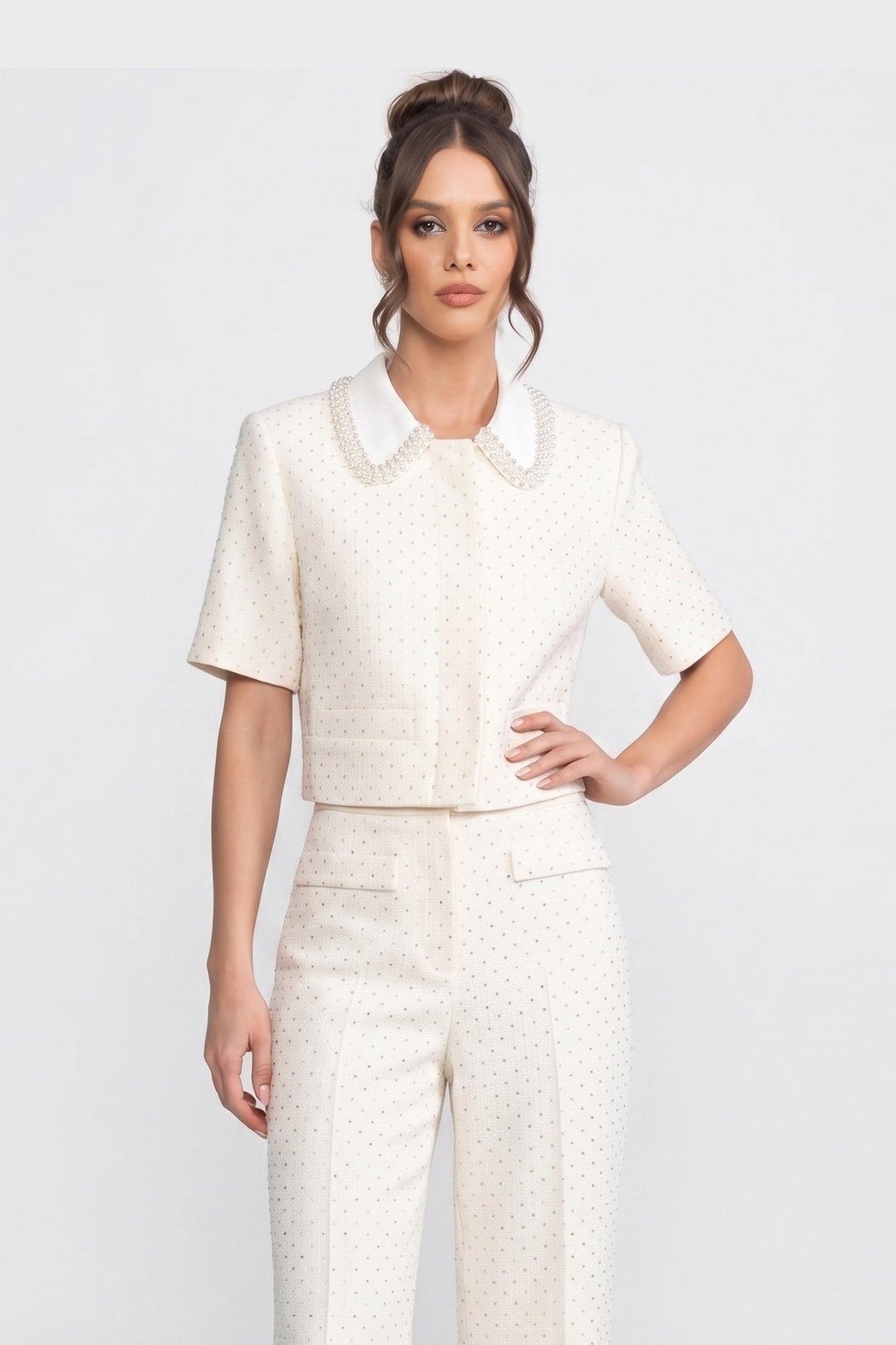Kurzärmelige verzierte Tweed-Cropped-Jacke mit Kristallkragen - Ivoire 