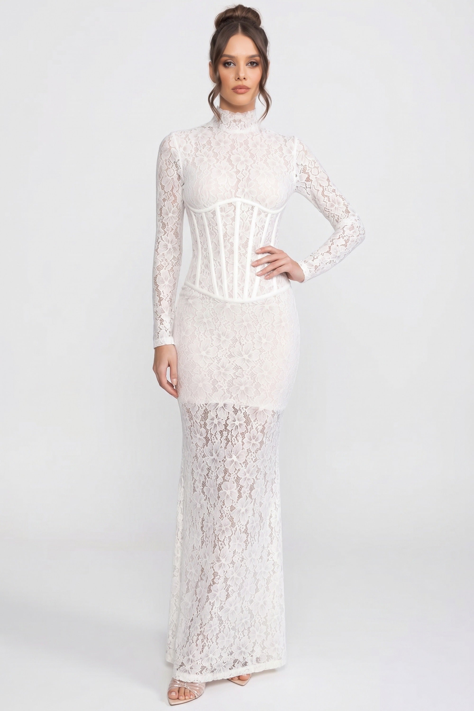 Langes Spitzen-Maxikleid mit hohem Kragen und langen Ärmeln in Column-Silhouette - Weiß 