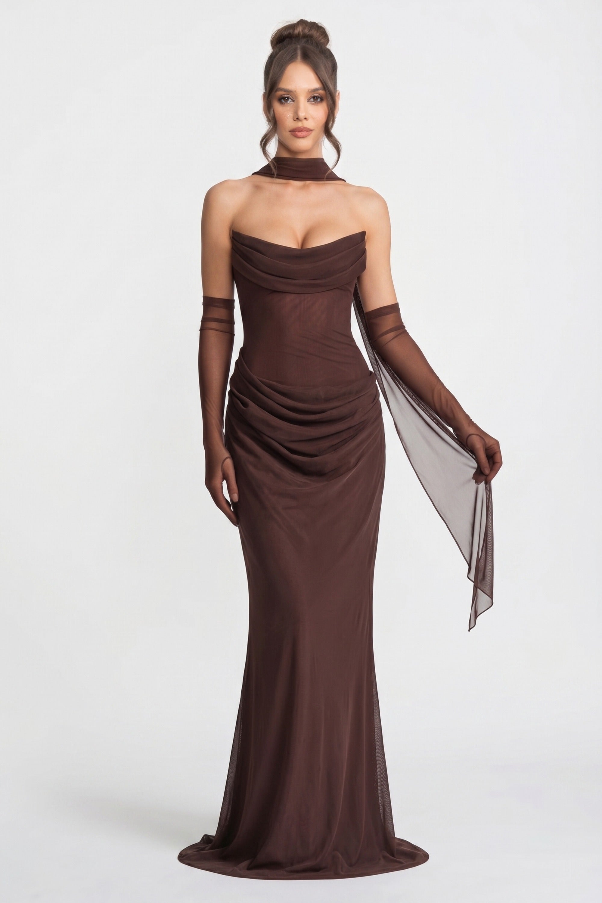 Trägerloses, drapiertes Maxi-Kleid mit Wasserfallausschnitt und transparentem Schal - Braun 