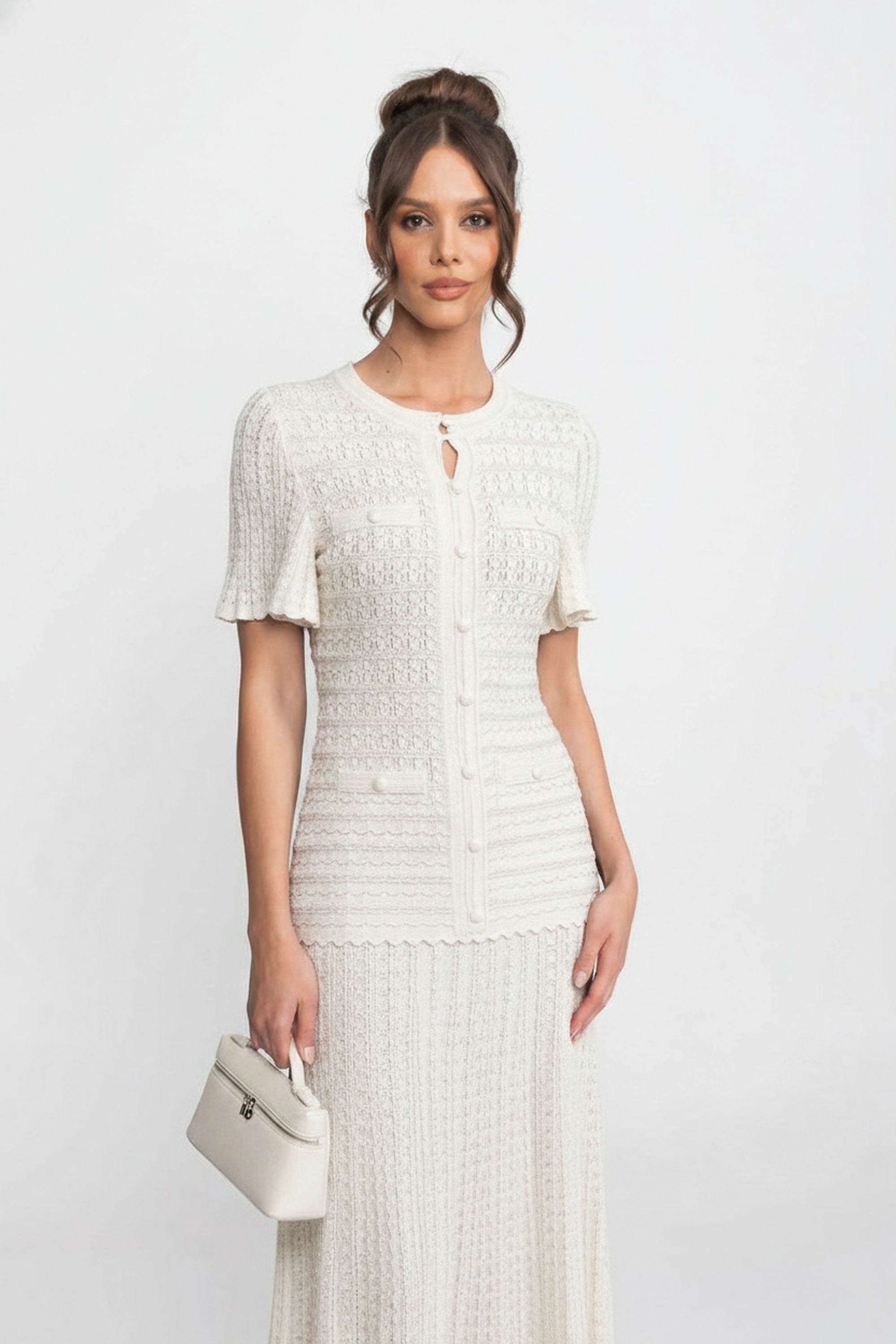 Midi-Kleid mit kurzen Ärmeln und schimmernder Strickstruktur - Weiß 