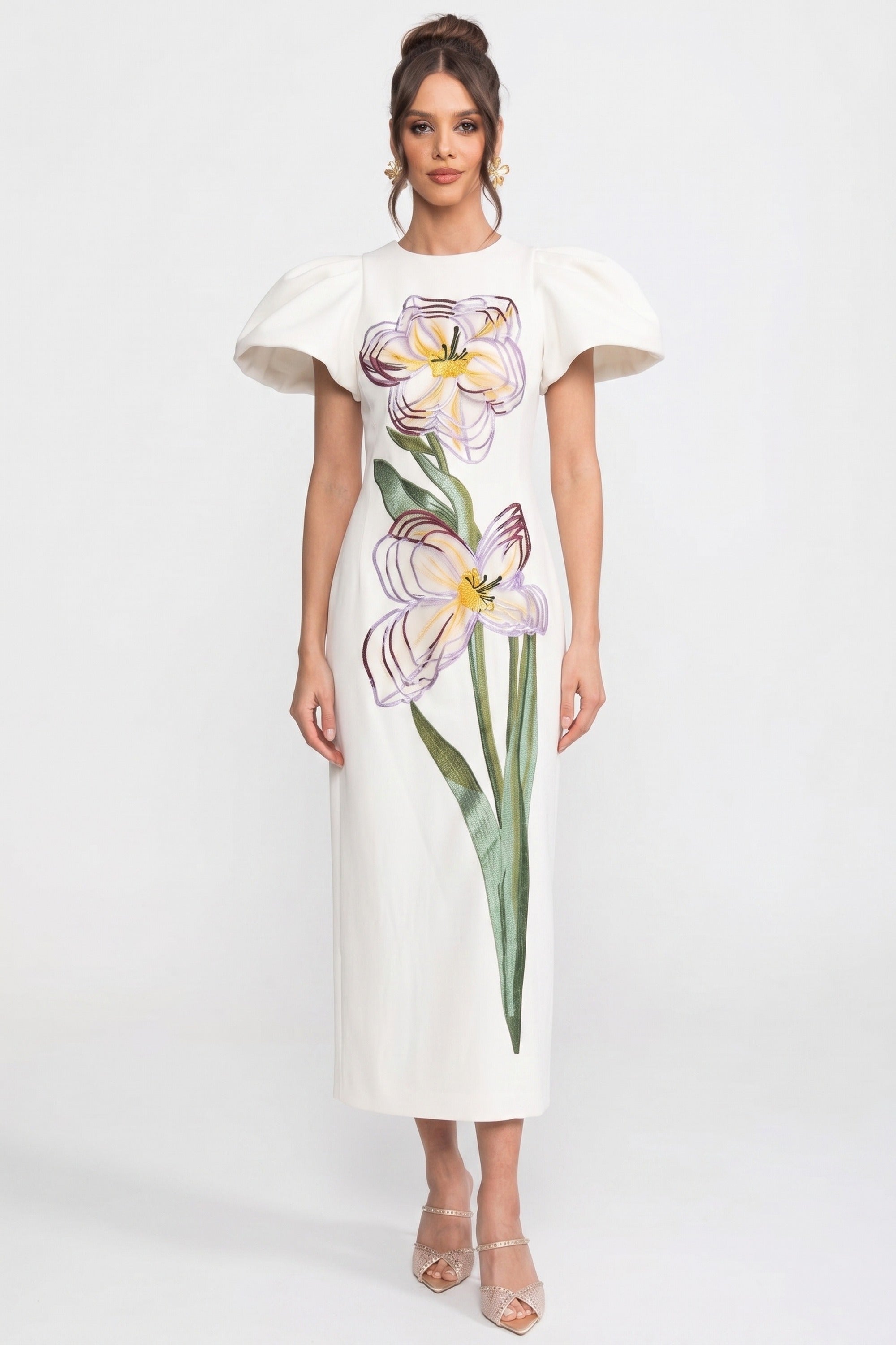 Strukturiertes Maxikleid mit Schulterpartie und 3D-Iris-Blütenapplikation - Weiß 