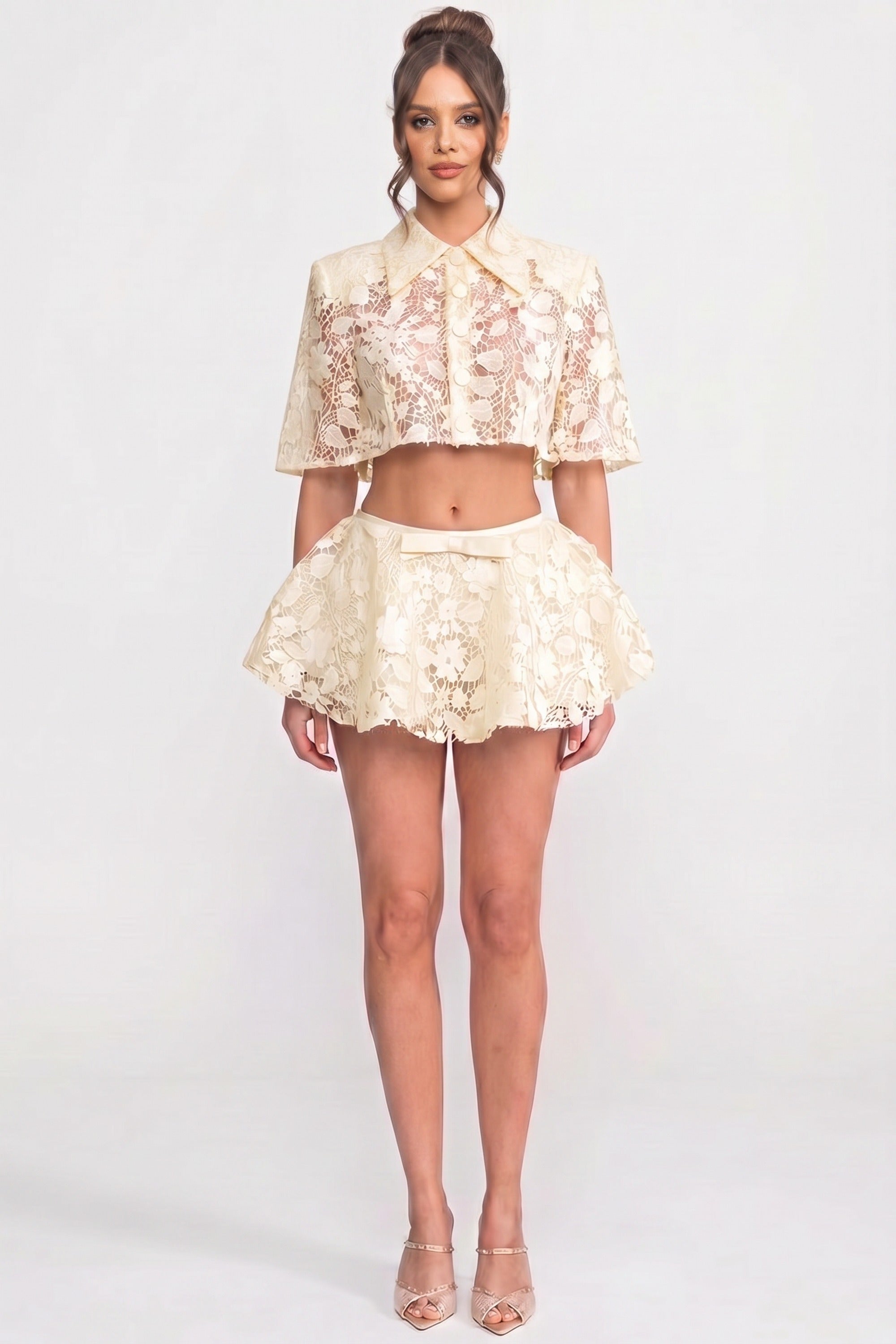 Spitzen-Co-Ord-Set mit Cape mit Knöpfen und Bow-Minirock – Weiß 