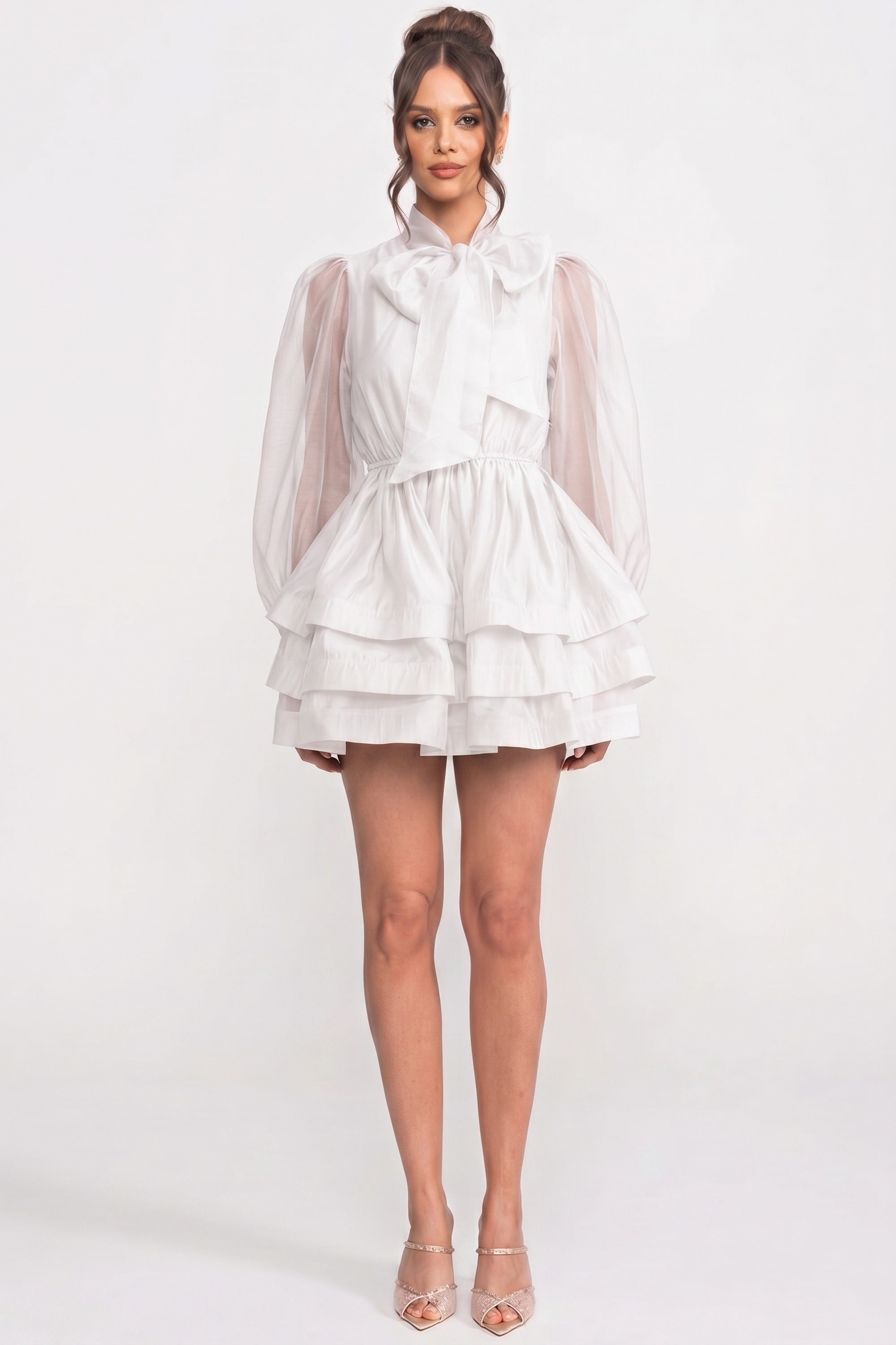 Mini-Kleid mit hohem Kragen, Puffärmeln, mehrlagigem Rüschenrock und Schleife – Weiß 