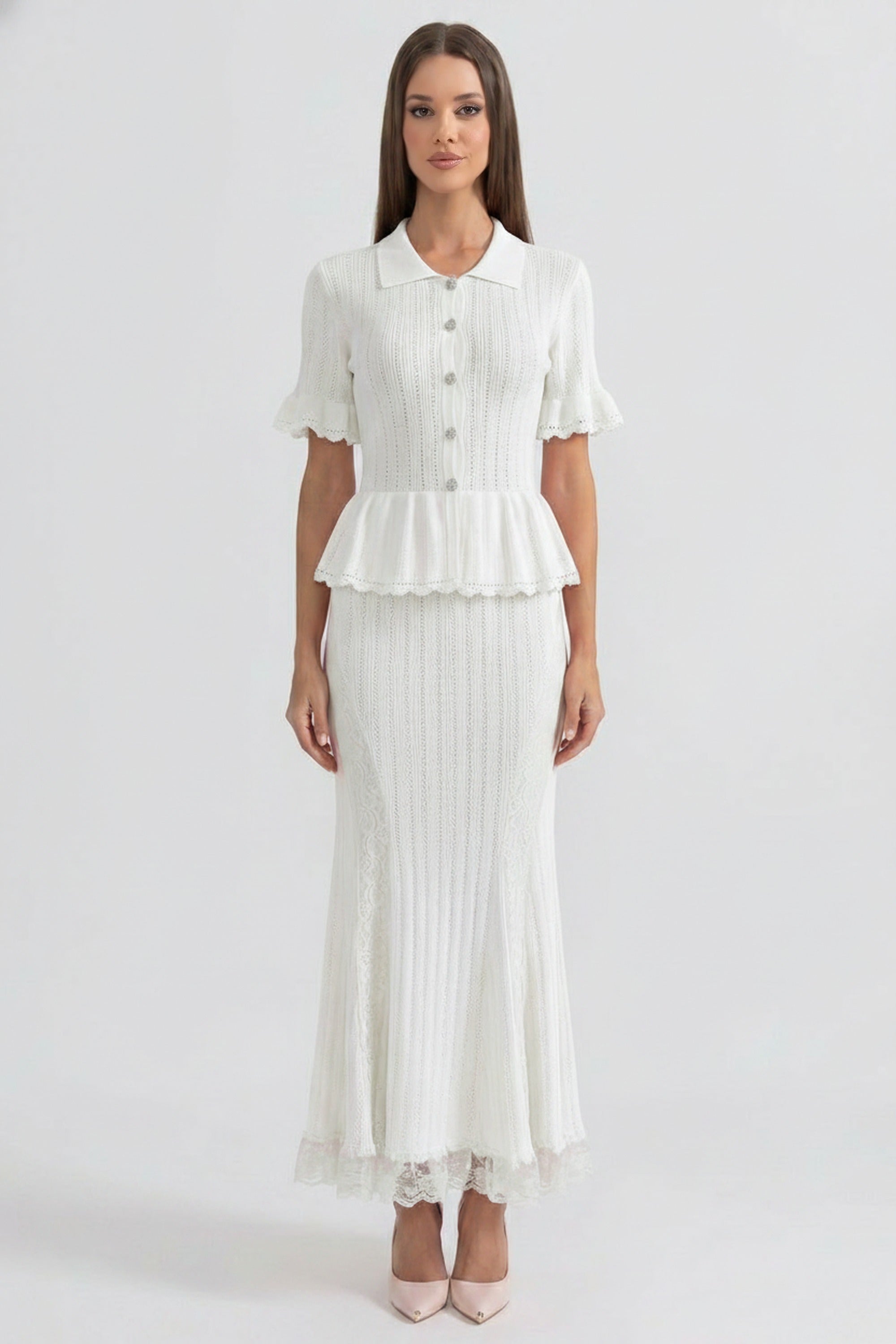 Maxikleid aus Strick mit Peter-Pan-Kragen, Peplum und Spitzen-Saum – Weiß 