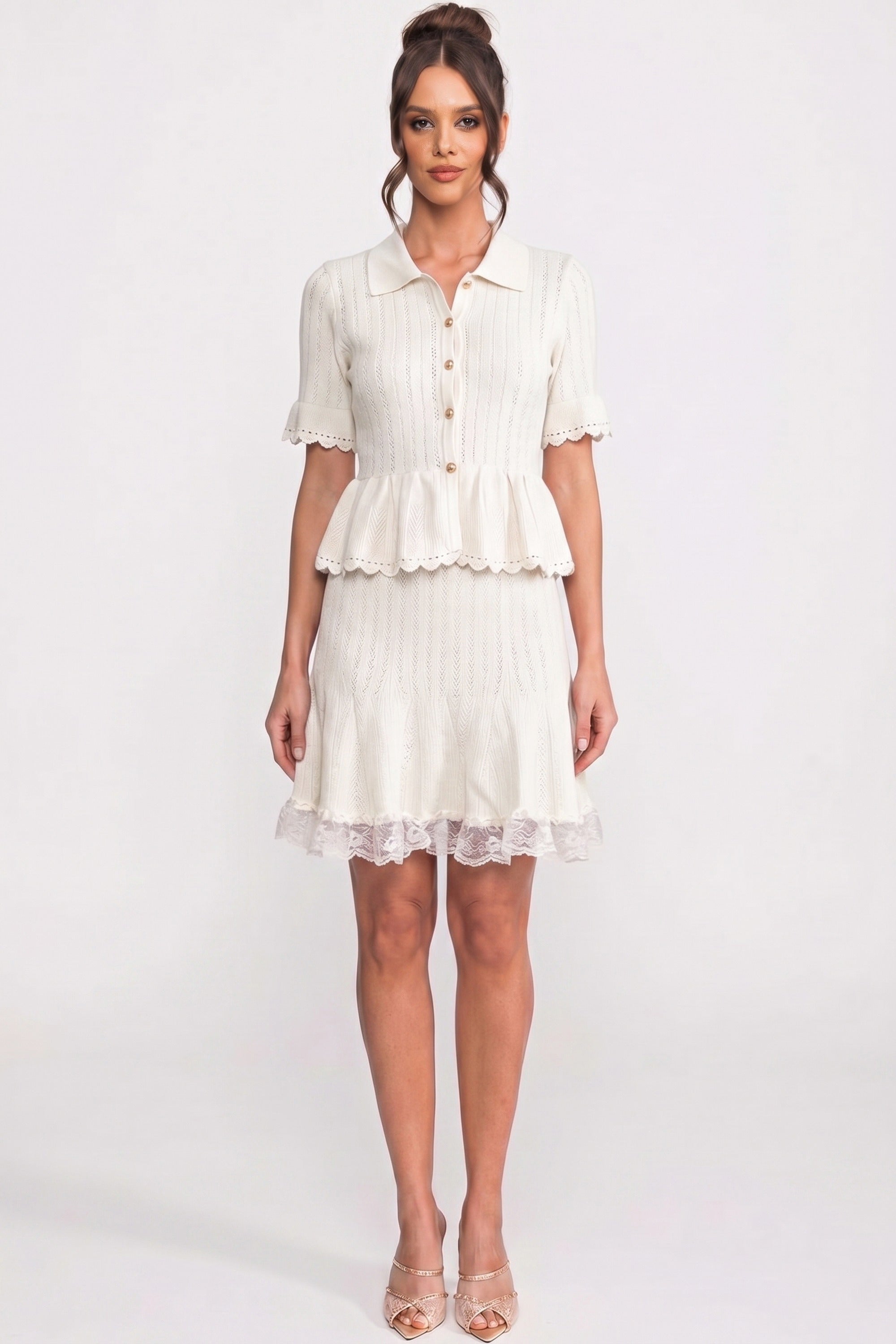 Gestricktes Mini-Kleid mit Polokragen, Knopfleiste, Peplum-Taille und Spitzenbesatz am Saum - Weiß 