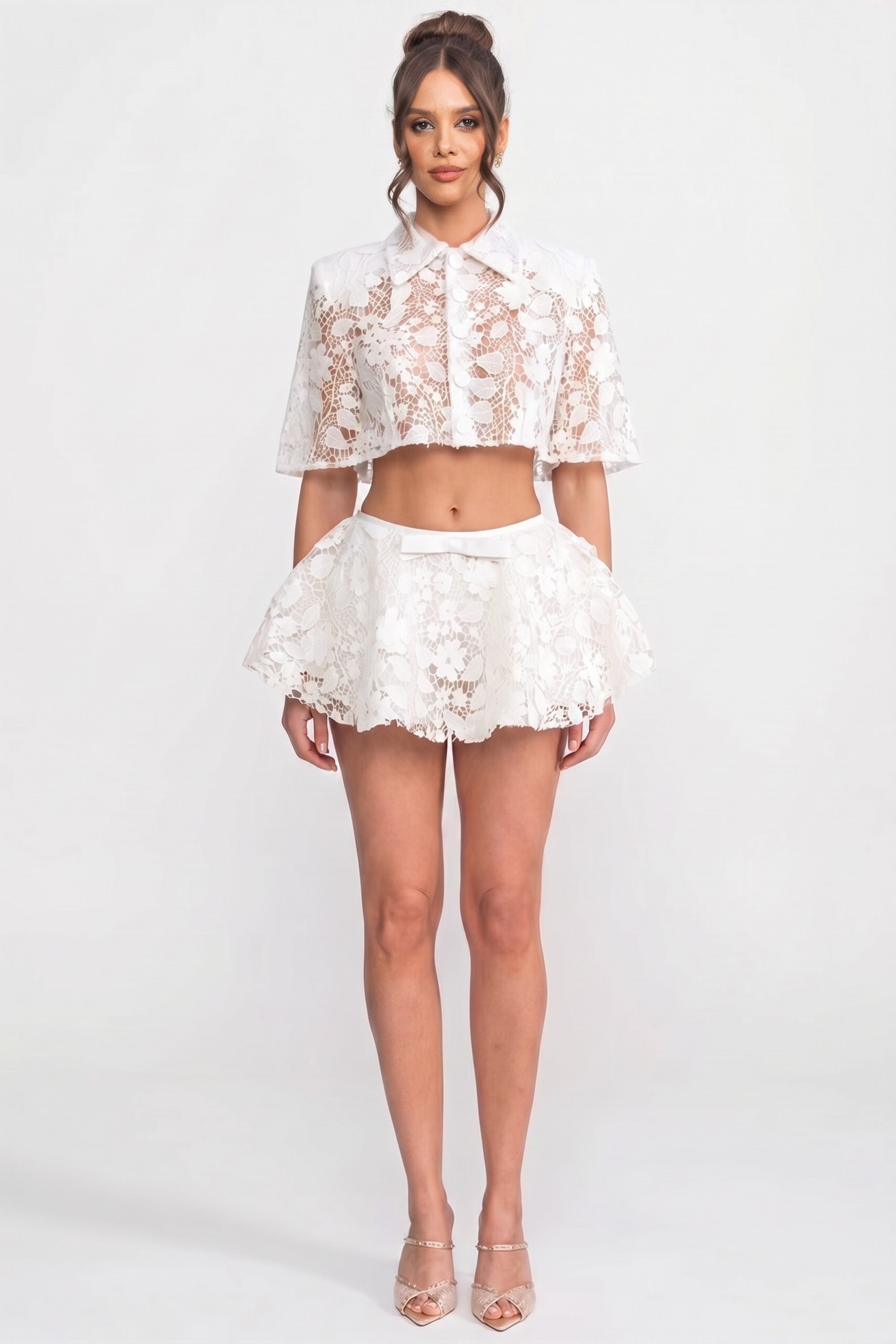 Spitzen-Co-Ord-Set mit Cape mit Knöpfen und Bow-Minirock – Weiß 