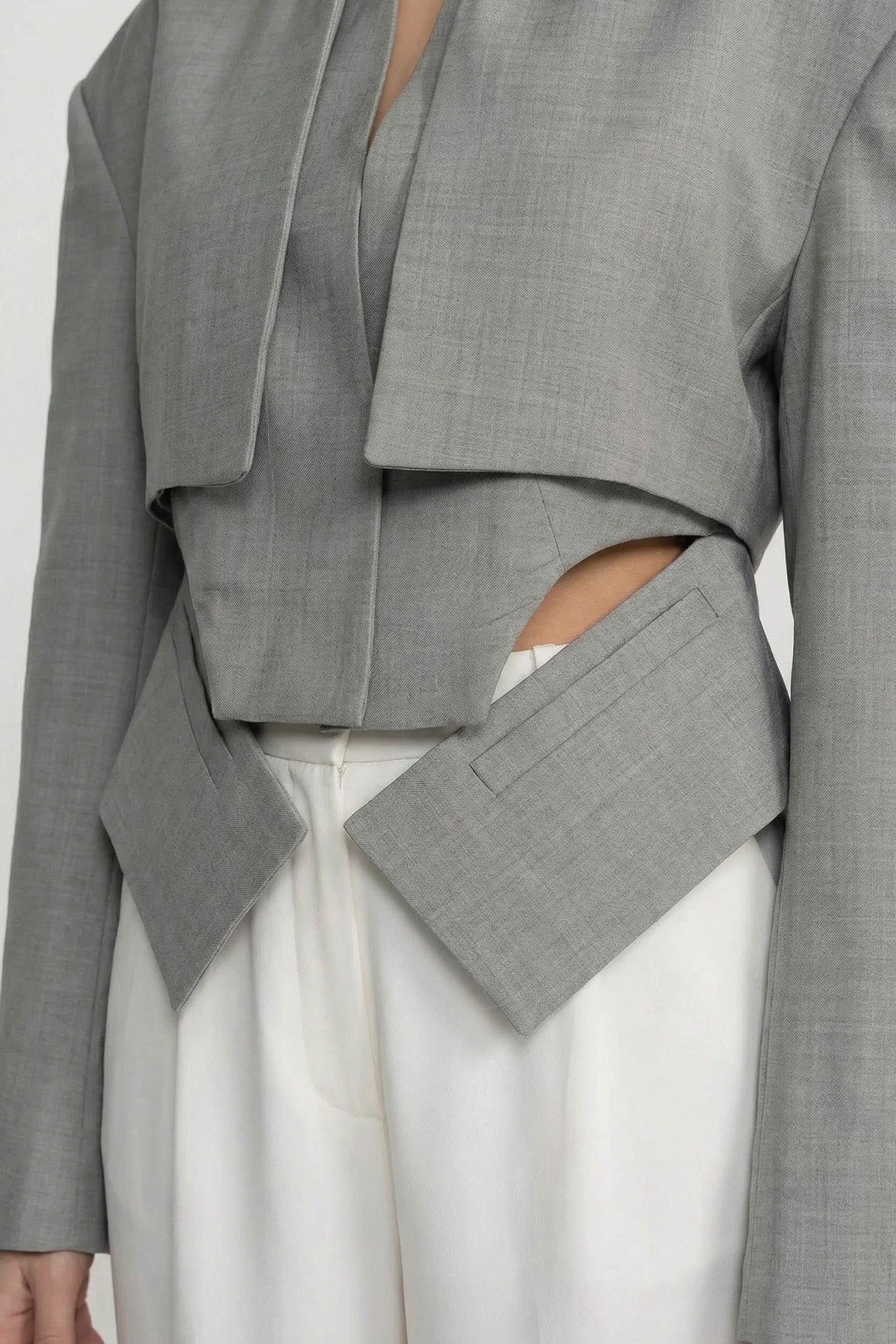 Kurz geschnittener Blazer mit langen Ärmeln und Cut-Out-Taillendetail – Grau 