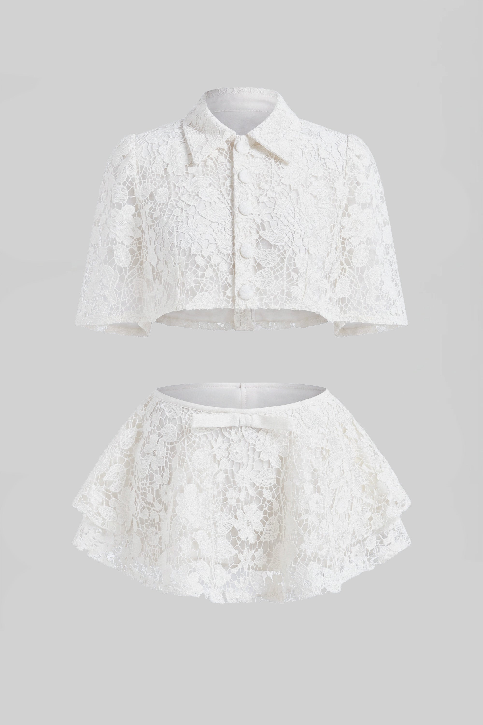 Spitzen-Co-Ord-Set mit Cape mit Knöpfen und Bow-Minirock – Weiß 
