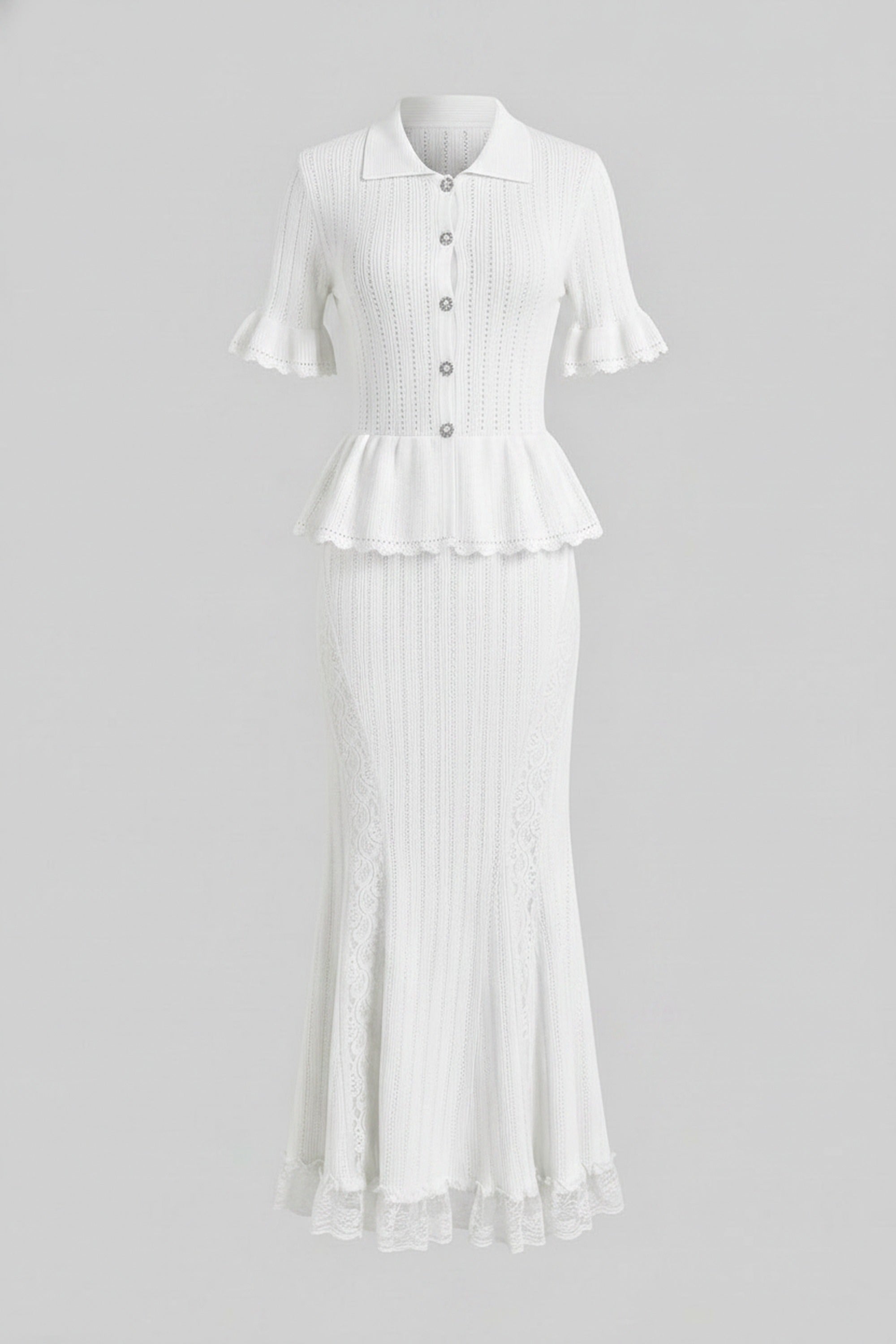 Maxikleid aus Strick mit Peter-Pan-Kragen, Peplum und Spitzen-Saum – Weiß 