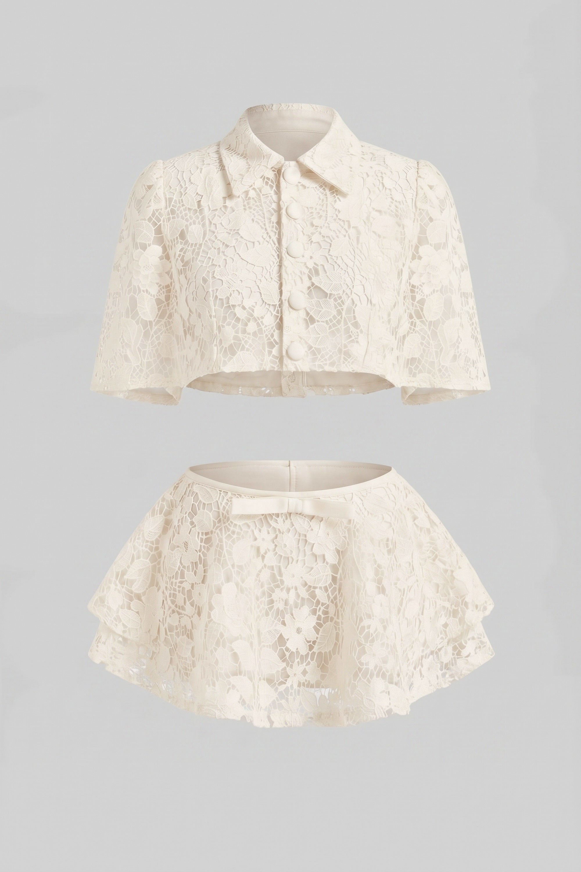 Spitzen-Co-Ord-Set mit Cape mit Knöpfen und Bow-Minirock – Weiß 