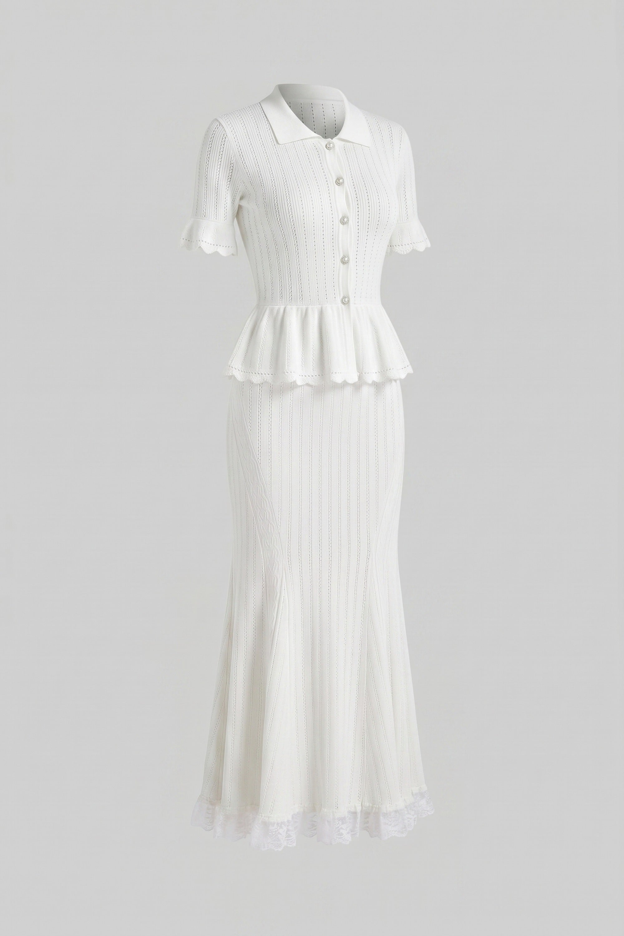 Maxikleid aus Strick mit Peter-Pan-Kragen, Peplum und Spitzen-Saum – Weiß 