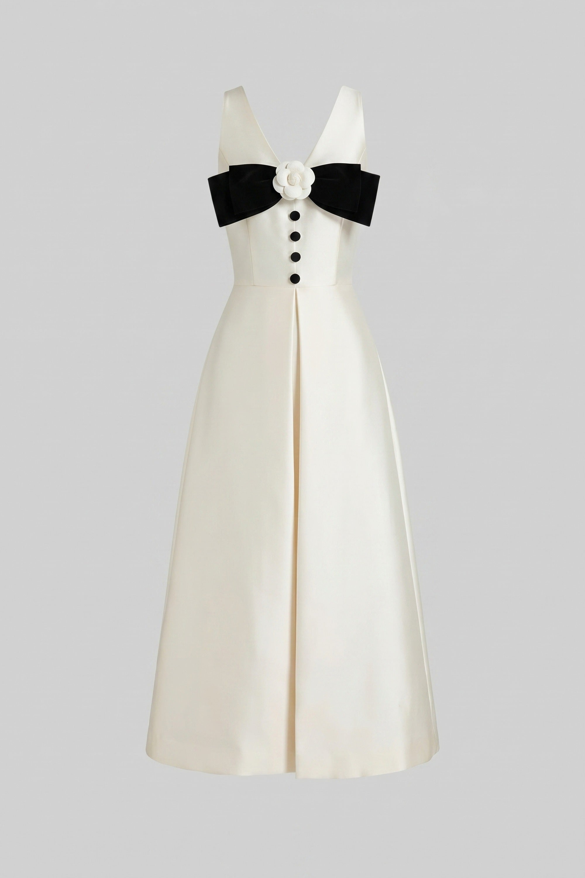 Halterneck-Maxikleid mit schwarzer Schleife am Brustbereich und Knopfleiste vorne - Weiß 