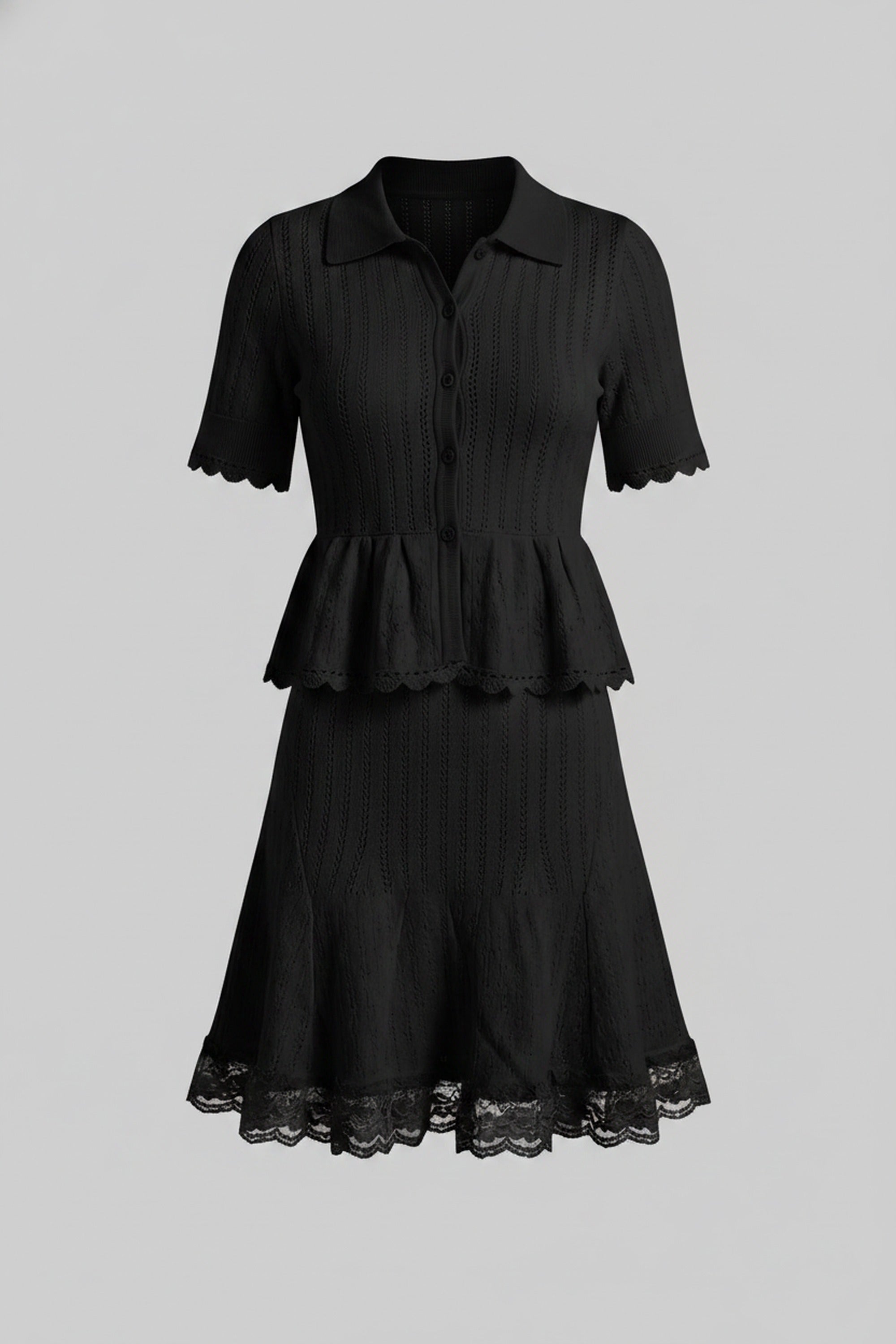 Strick-Minikleid mit Polokragen, Knopfleiste oben, Peplum-Taille und Spitzen-Saum - Schwarz 