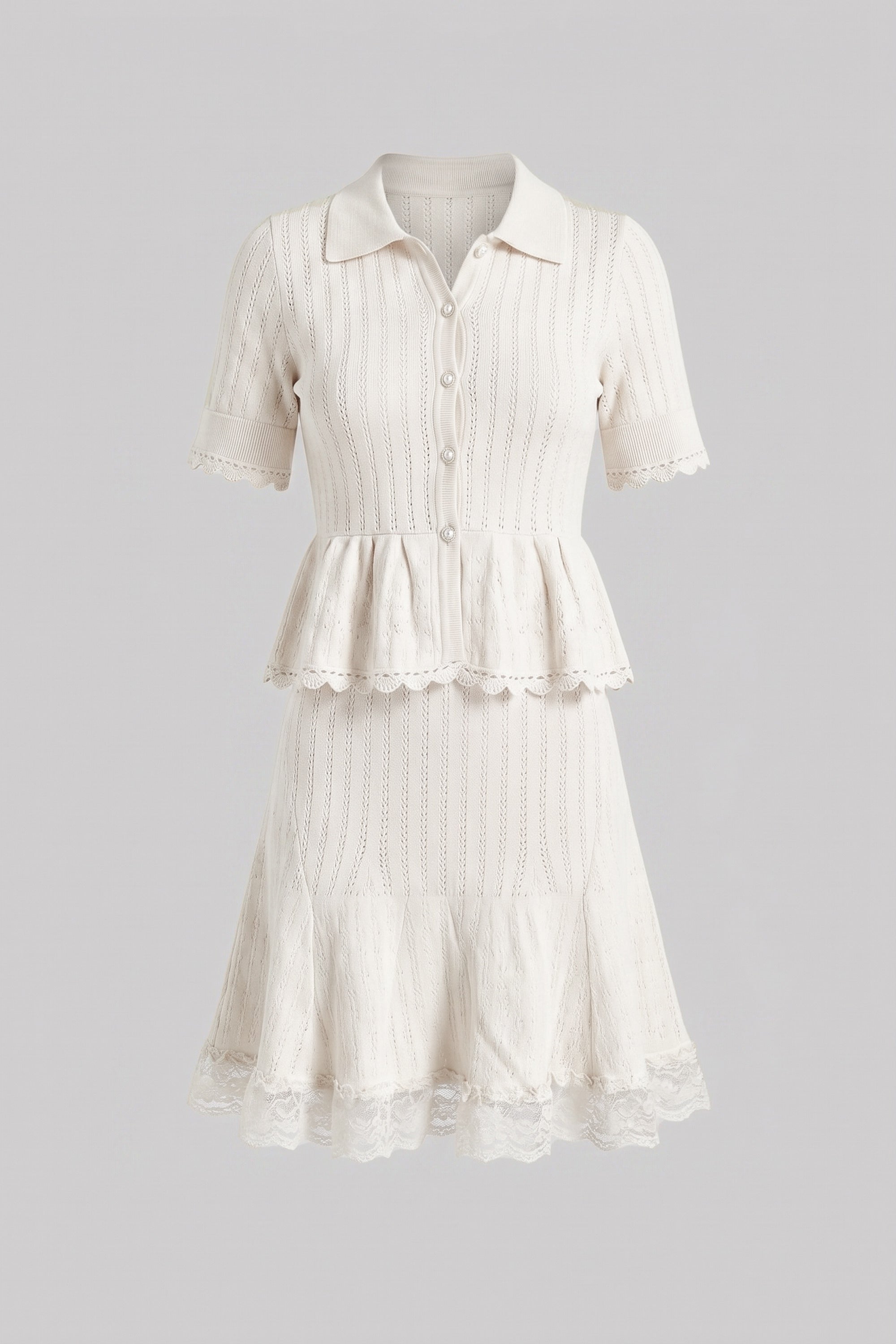 Gestricktes Mini-Kleid mit Polokragen, Knopfleiste, Peplum-Taille und Spitzenbesatz am Saum - Weiß 