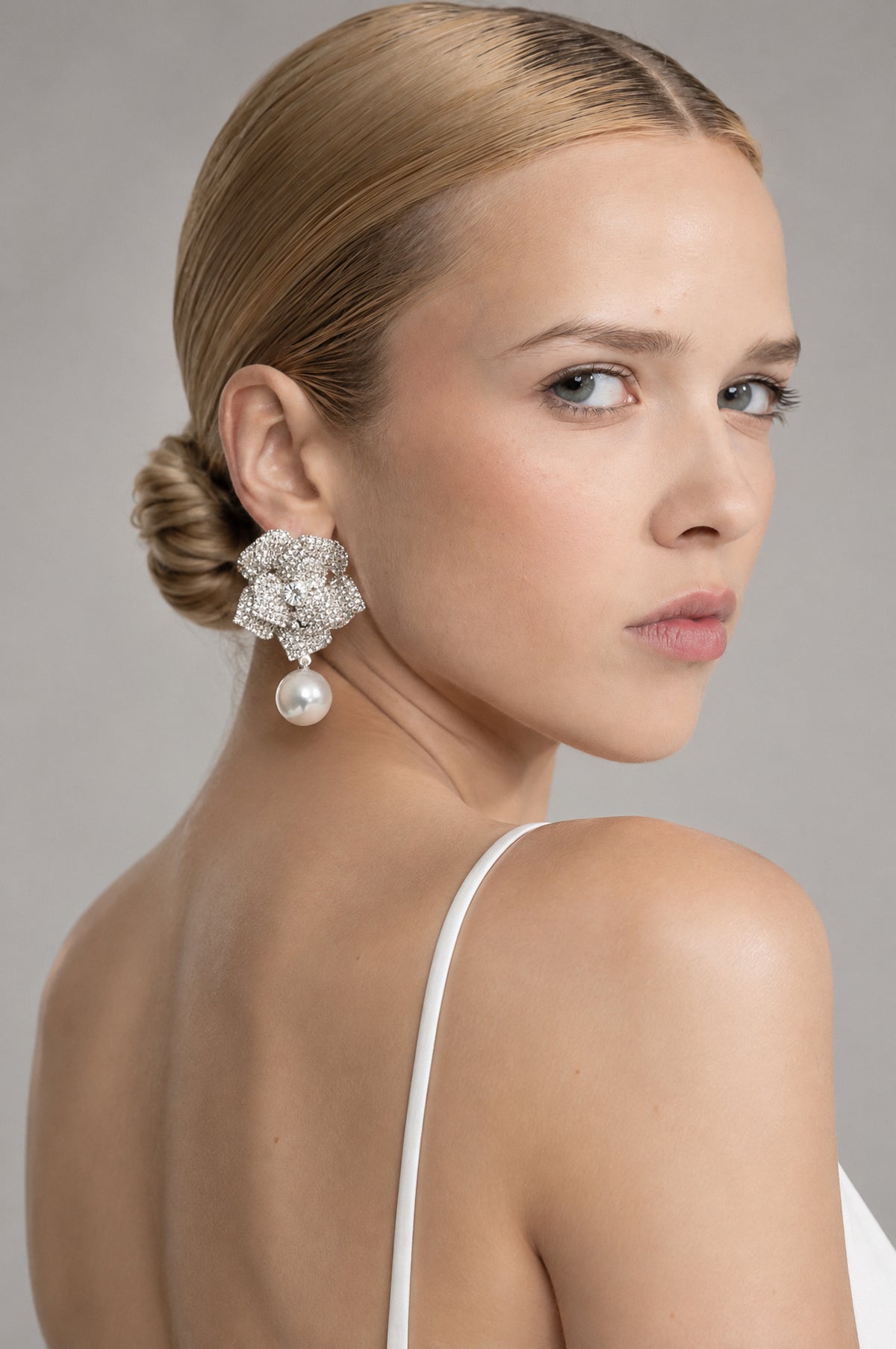 Crystal Camellia Ohrringe mit Perlenanhänger - Silber 