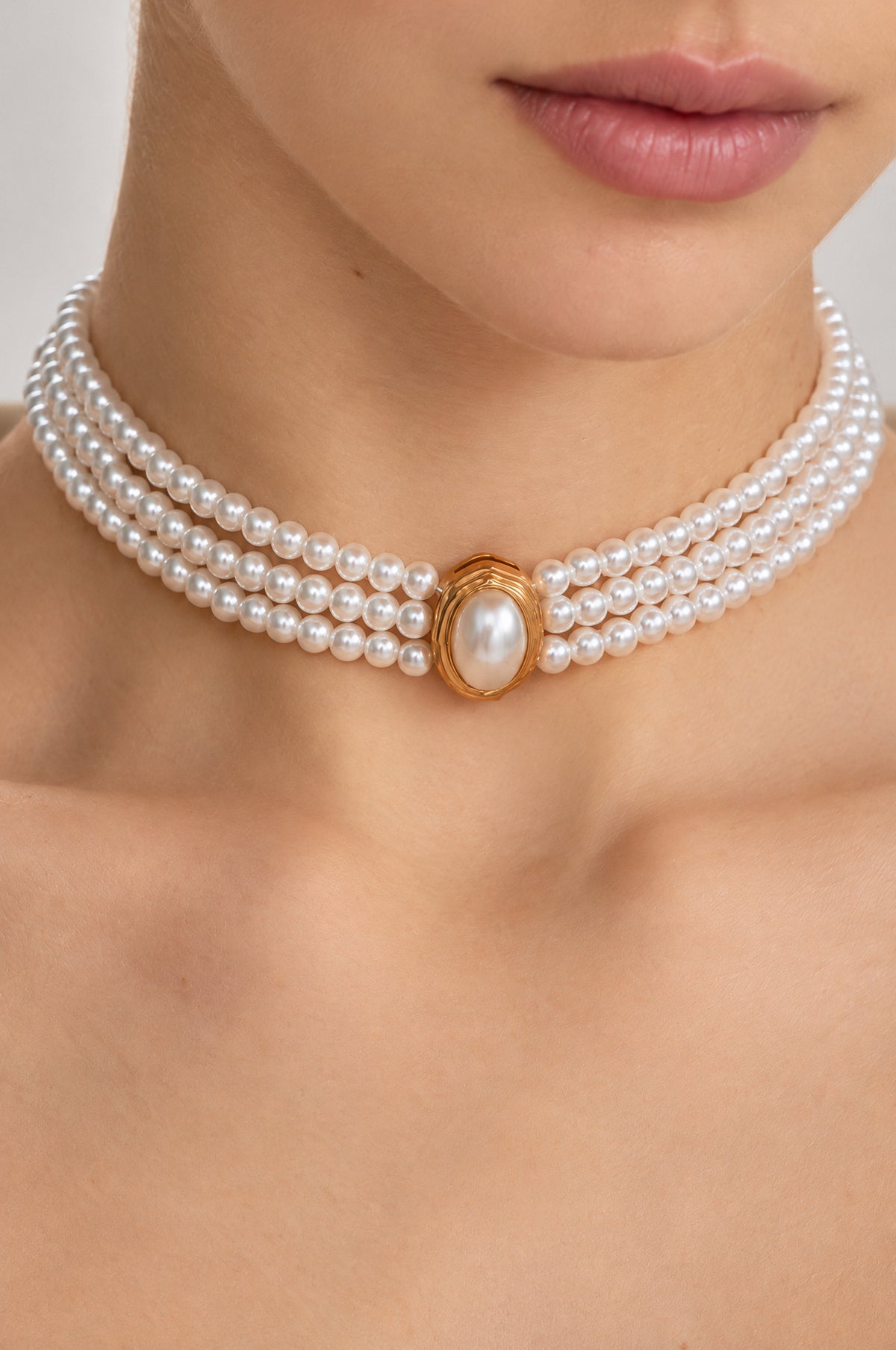 Perlen-Choker mit drei Strängen und Kameeverschluss - Weiß 