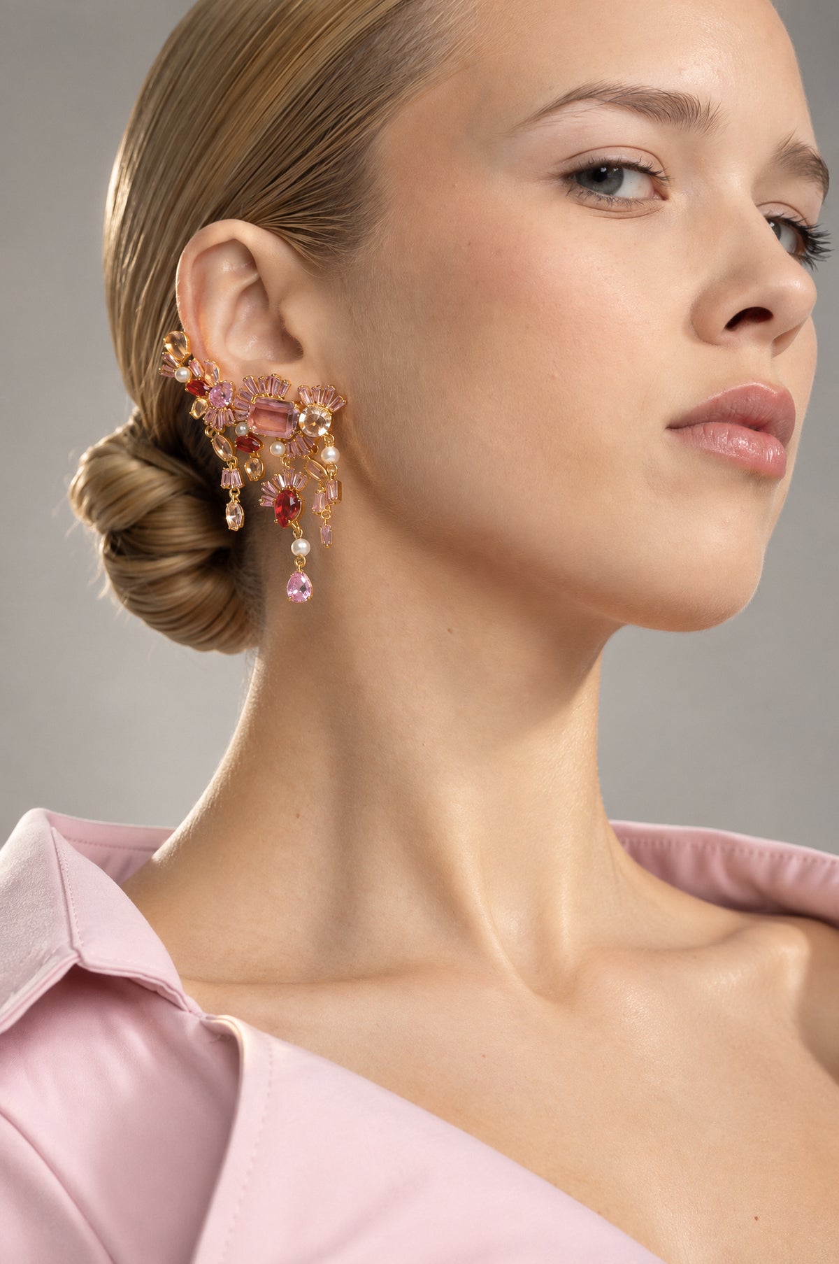 Hängeohrringe mit floralem Kristall-Cluster in Rosa - Gold 
