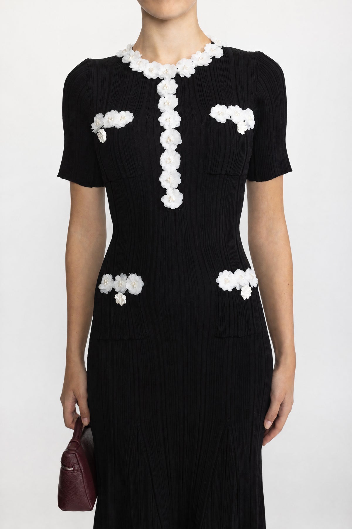 Geripptes Midikleid aus Strick mit Blumenapplikation - Schwarz 