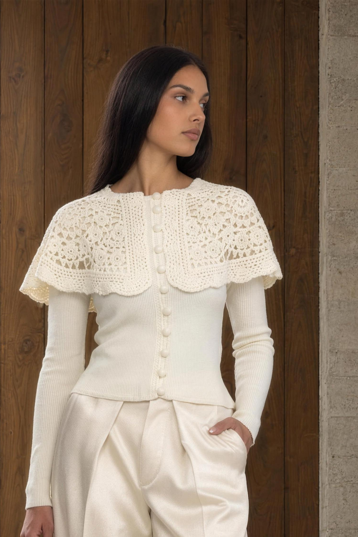 Gerippte Strickjacke mit Capelet-Kragen in Häkeloptik - Ivoire 