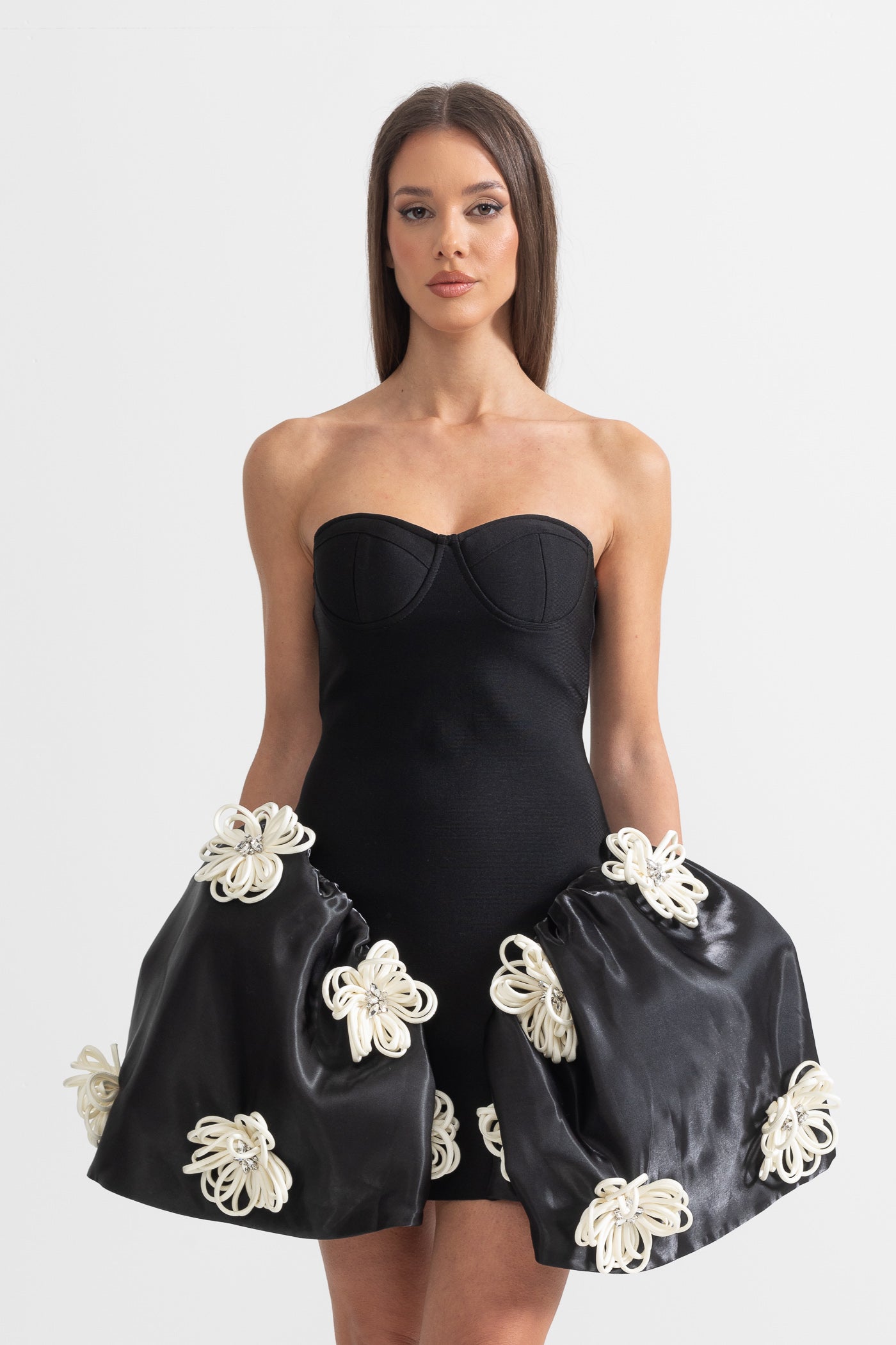 Elegantes Minikleid mit 3D-Silberblumen-Verzierungen – Schwarz 
