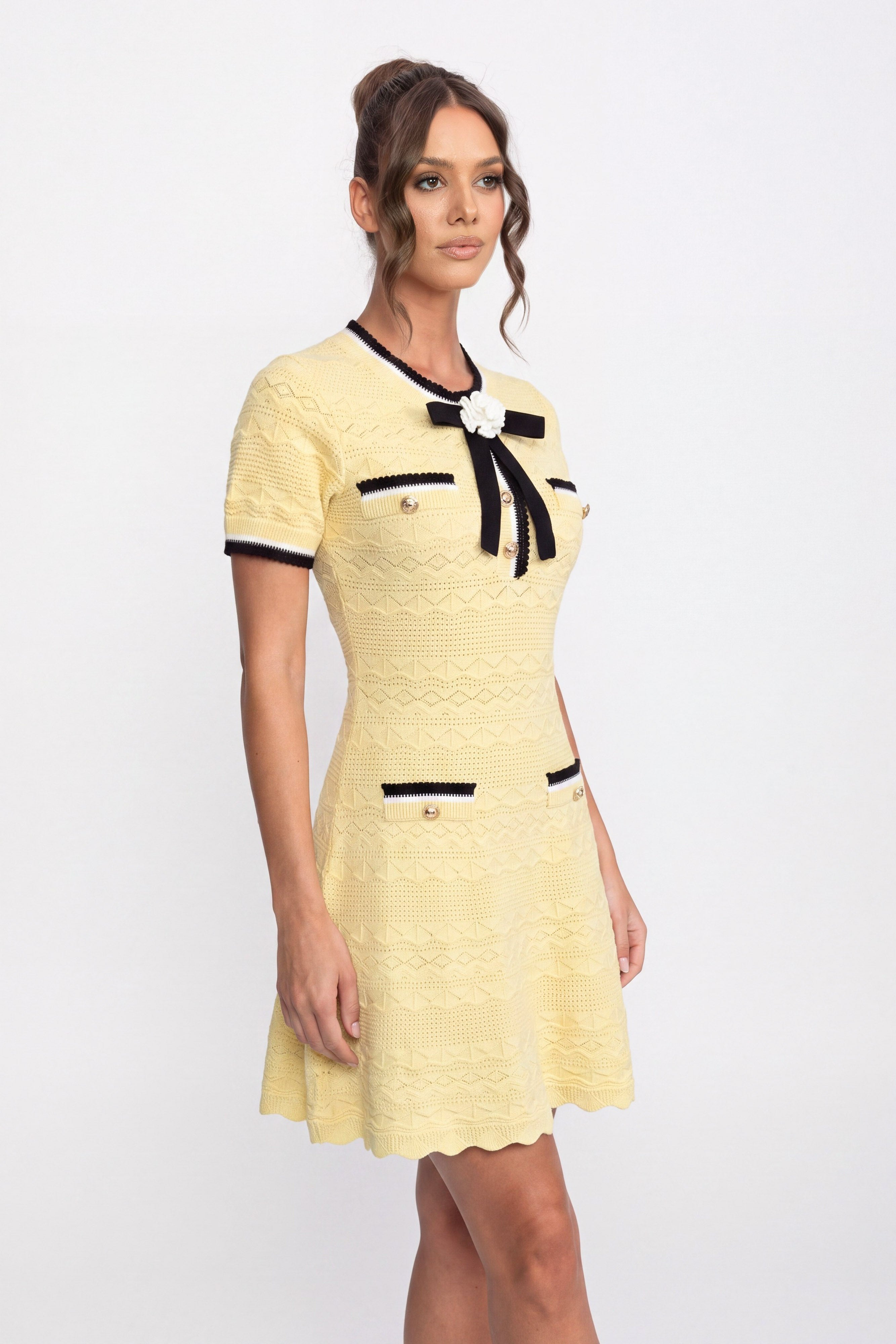 Kontrastbesetztes Strick-Minikleid mit schwarzer Schleife - Gelb 