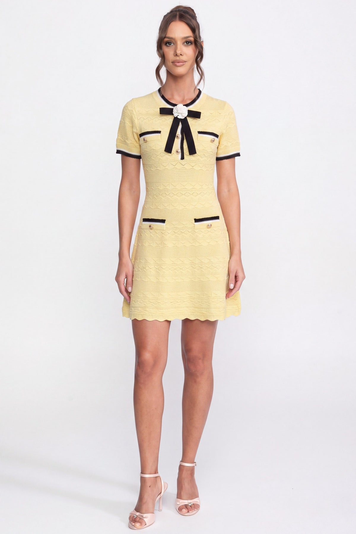 Kontrastbesetztes Strick-Minikleid mit schwarzer Schleife - Gelb 
