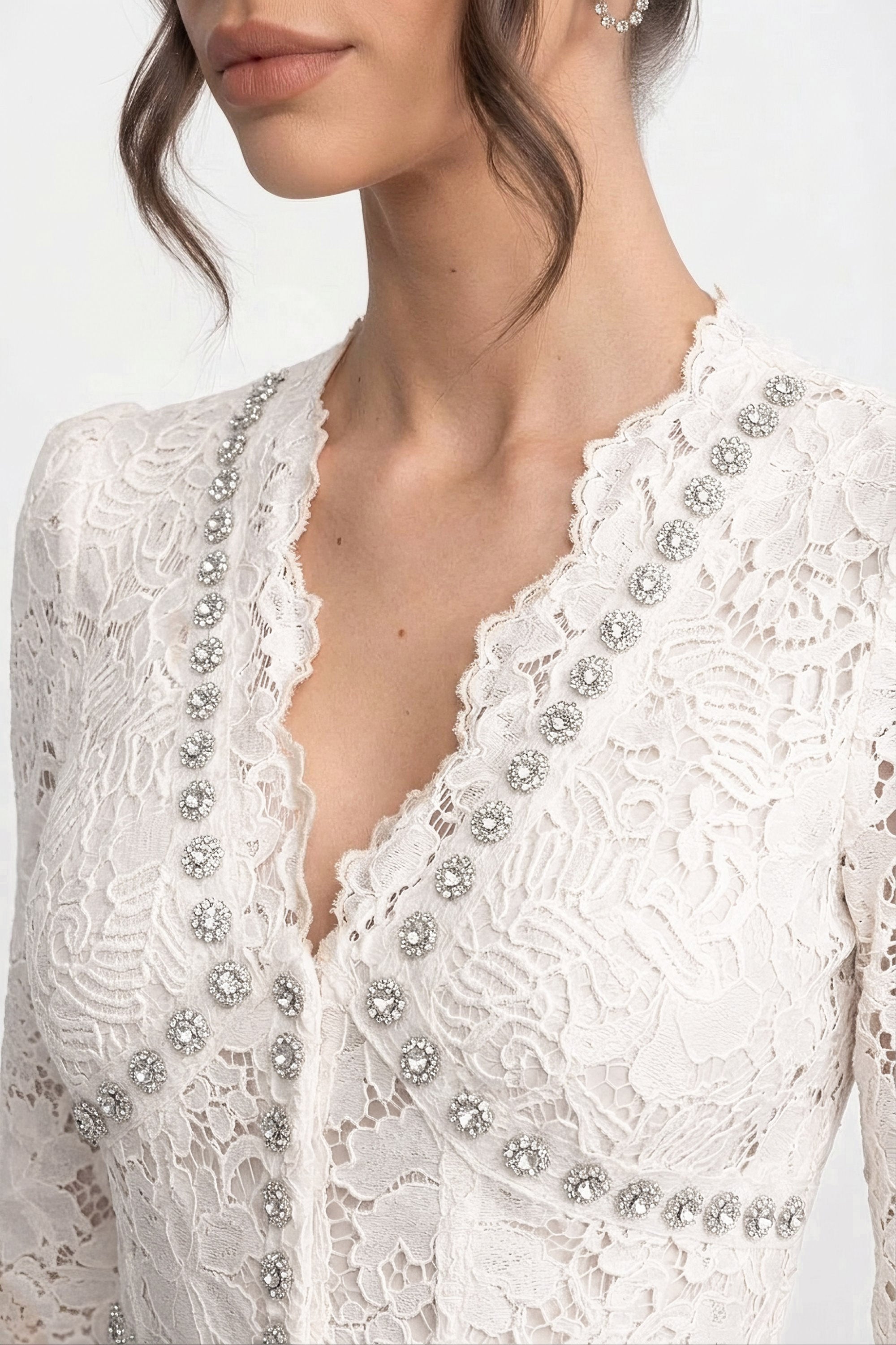 Spitzen-Midikleid mit Kristall-V-Ausschnitt und Drapierungsdetail vorne – Weiß 