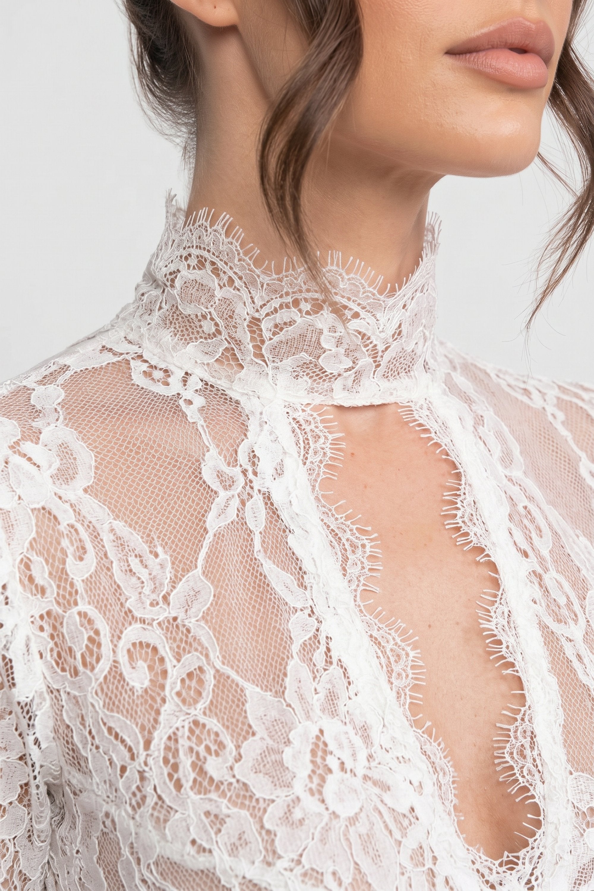 Elegantes Spitzenkleid mit hohem Kragen, Cut-out vorne und Schlitz - Weiß 