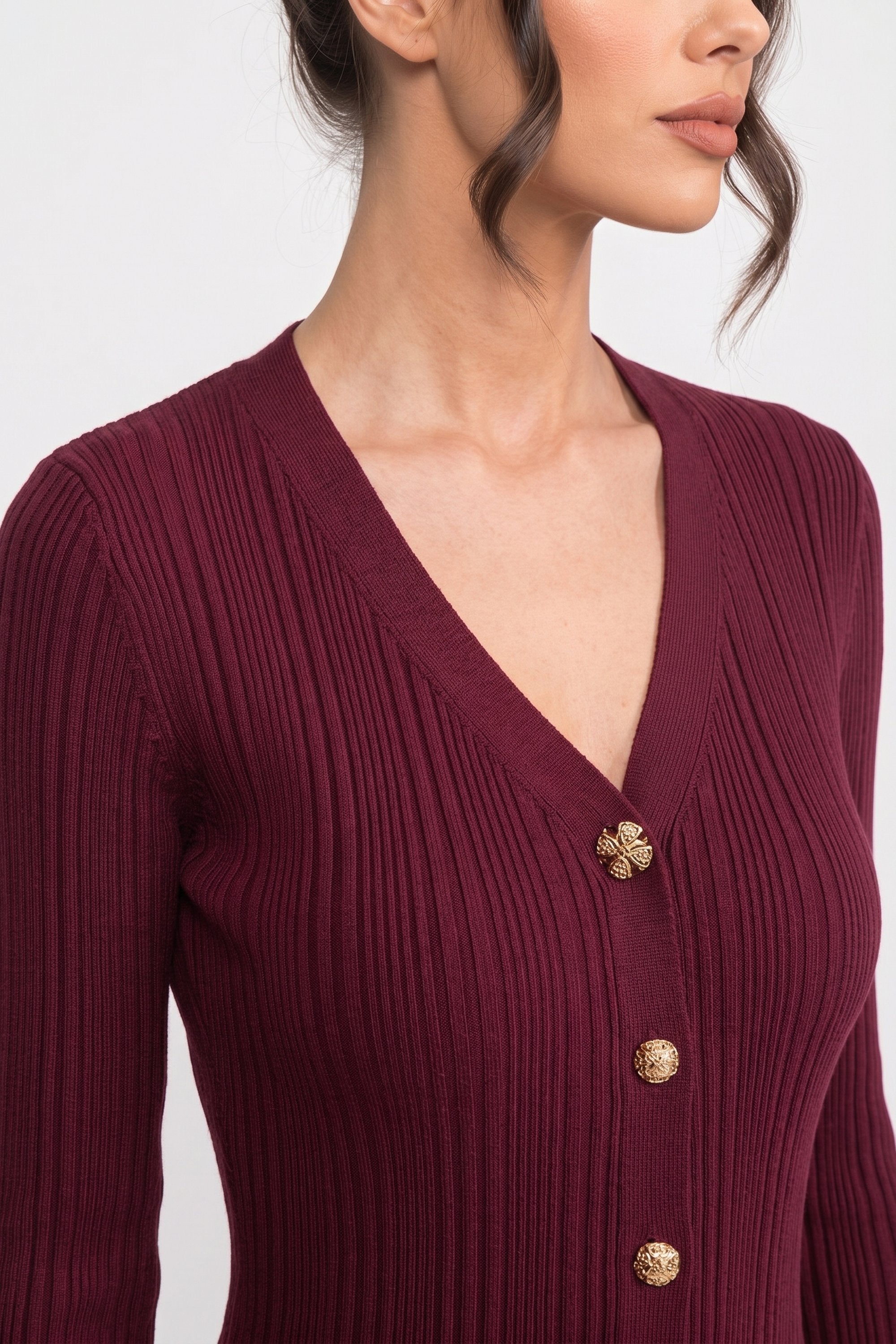 Geripptes Strick-Maxikleid mit V-Ausschnitt und Knopfleiste vorne sowie Rüschenmanschetten - Burgundy 
