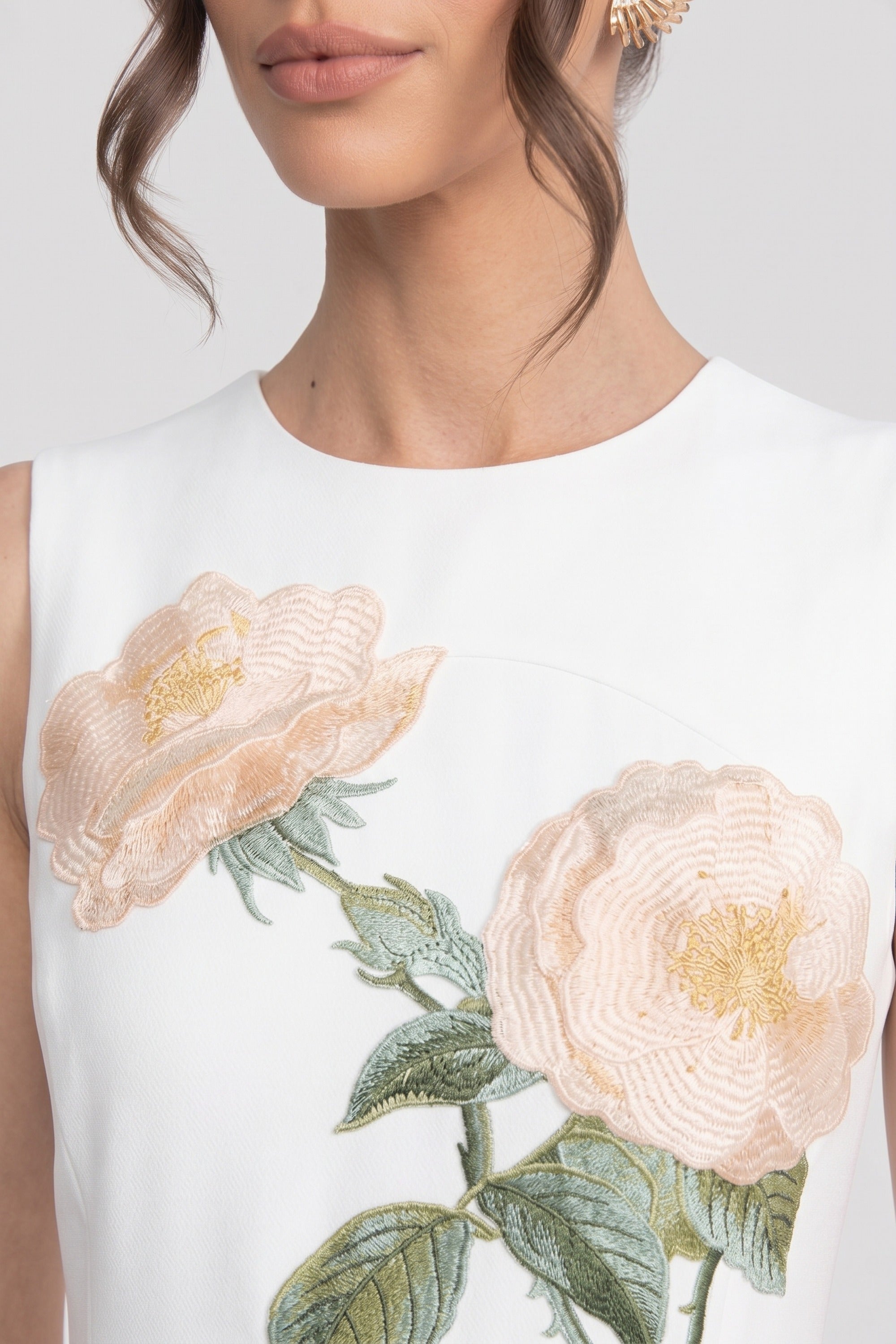 Ärmelloses Midi-Kleid mit 3D-Blütenapplikation und weitem Rock - Weiß 