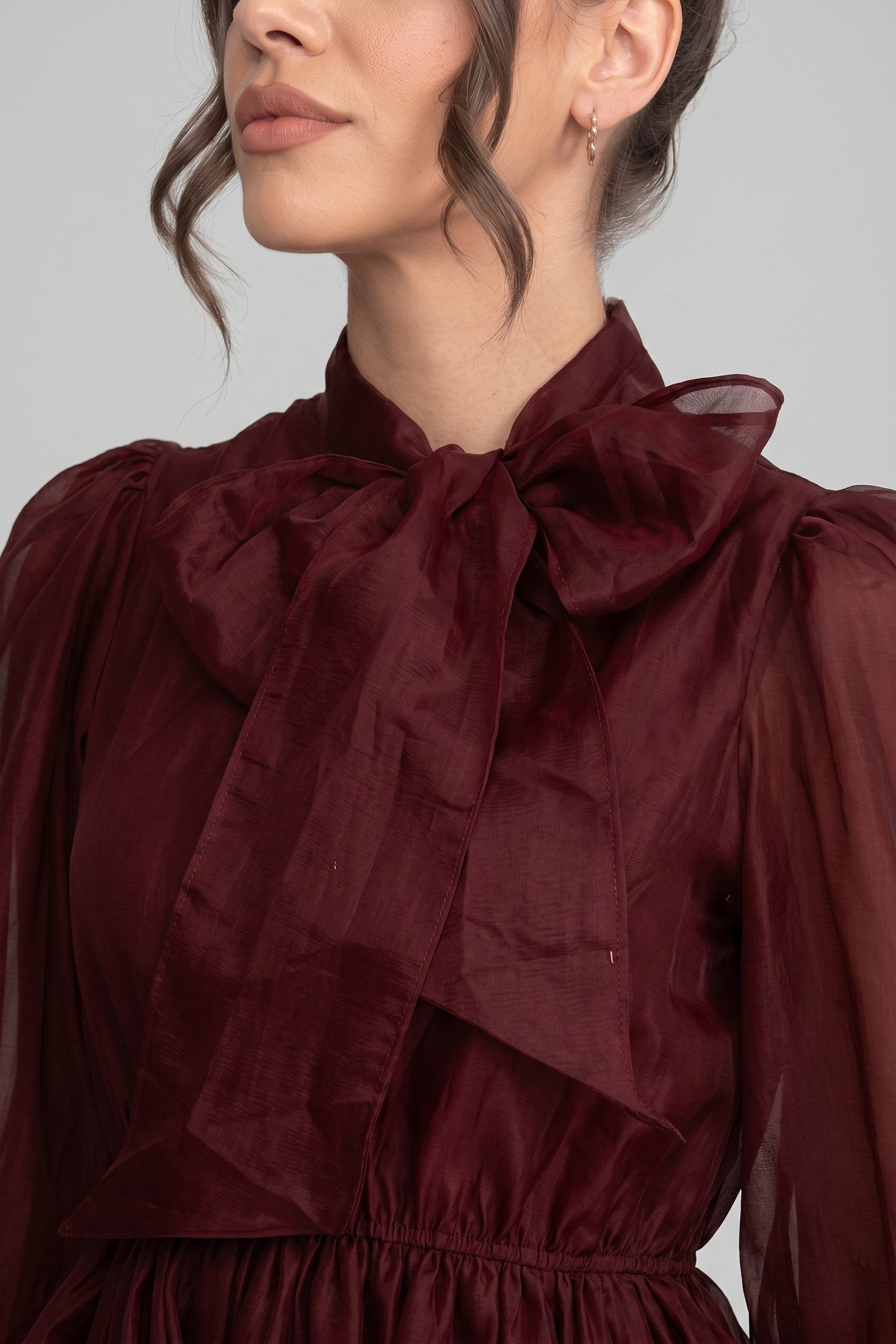 Mini-Kleid mit hohem Kragen, Puffärmeln, Stufen-Rüschenrock und Schleife - Wine 