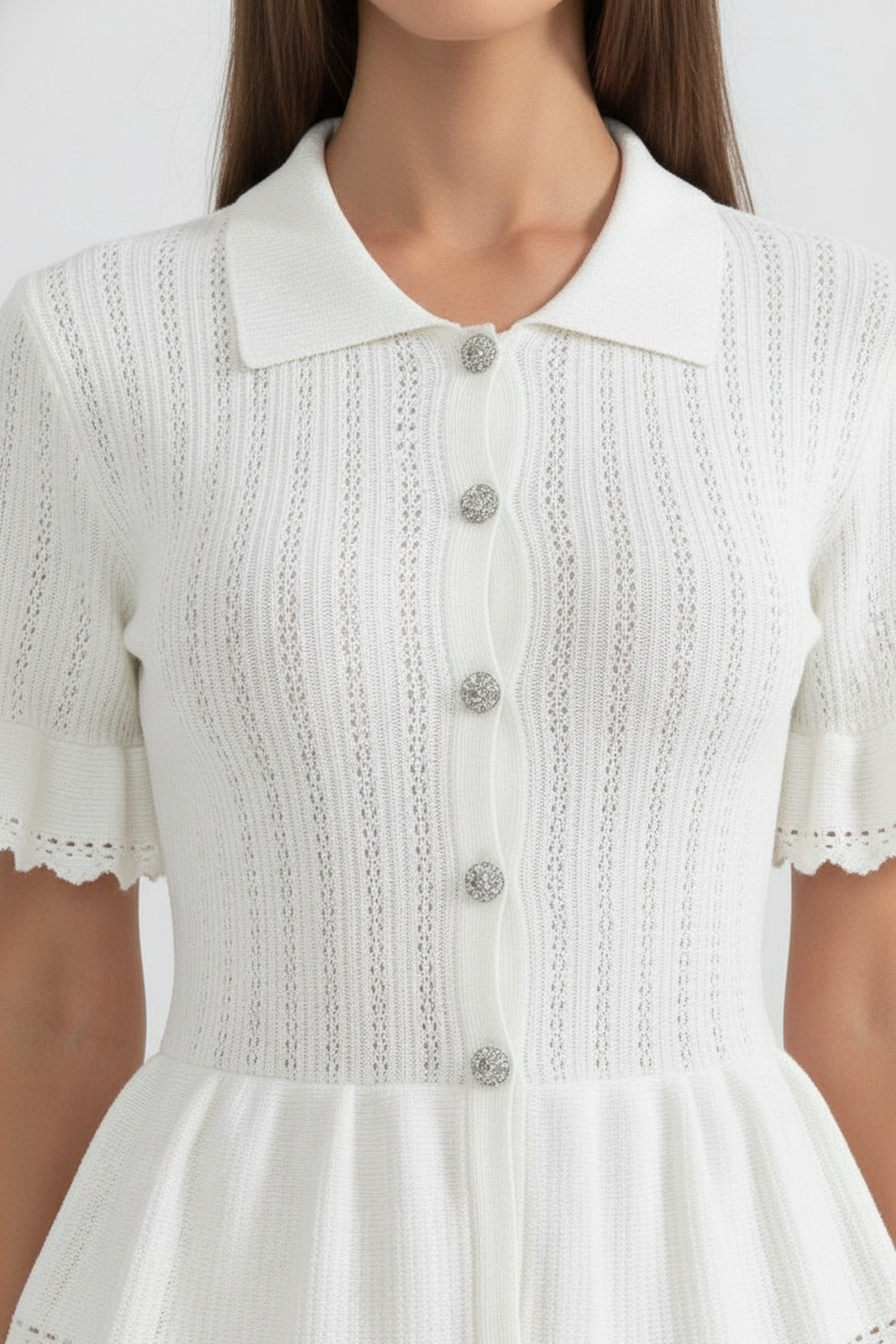Maxikleid aus Strick mit Peter-Pan-Kragen, Peplum und Spitzen-Saum – Weiß 