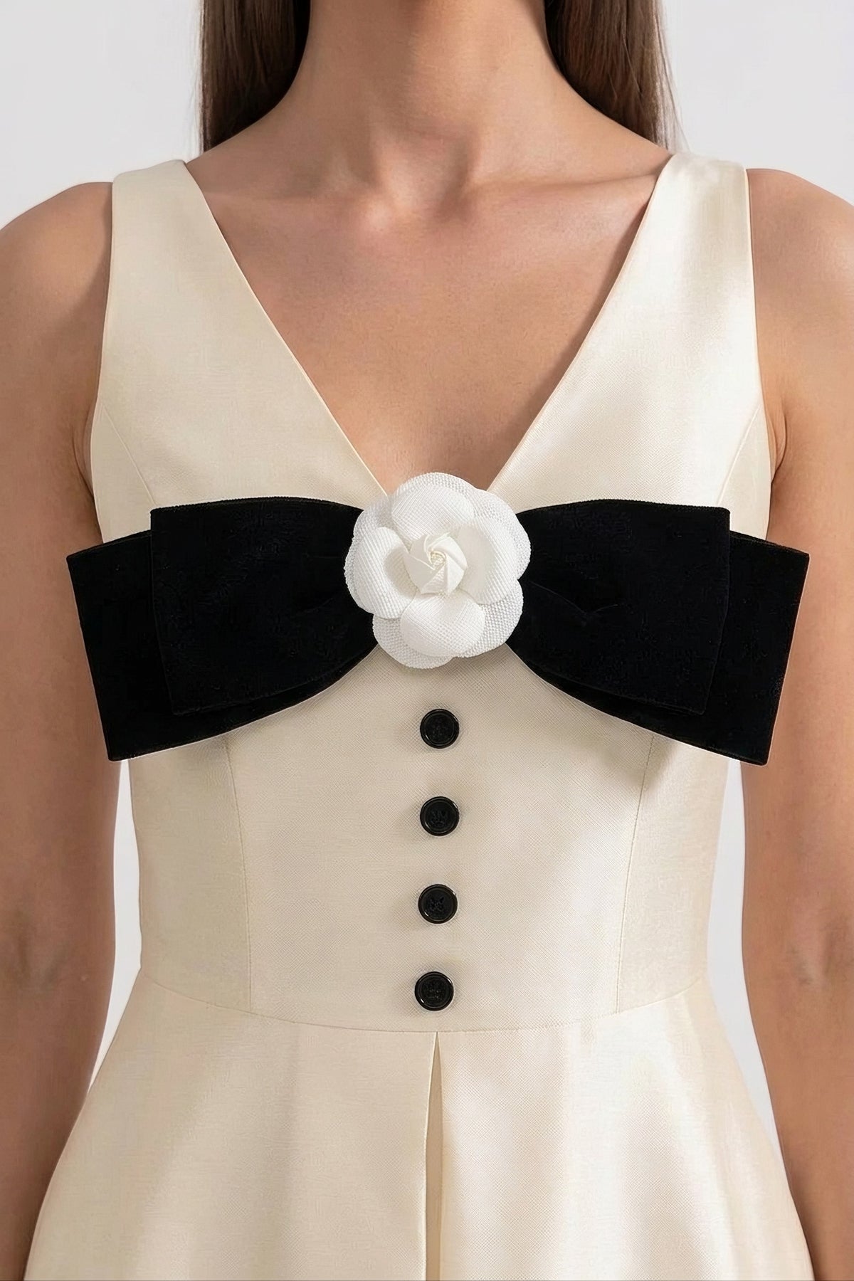 Halterneck-Maxikleid mit schwarzer Schleife am Brustbereich und Knopfleiste vorne - Weiß 