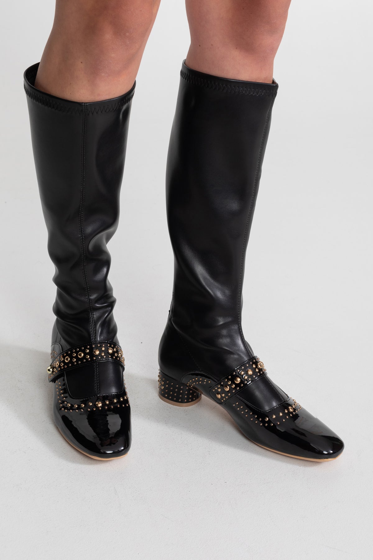 Kniehohe Stiefel mit Nieten und Riemchendetail – Schwarz 