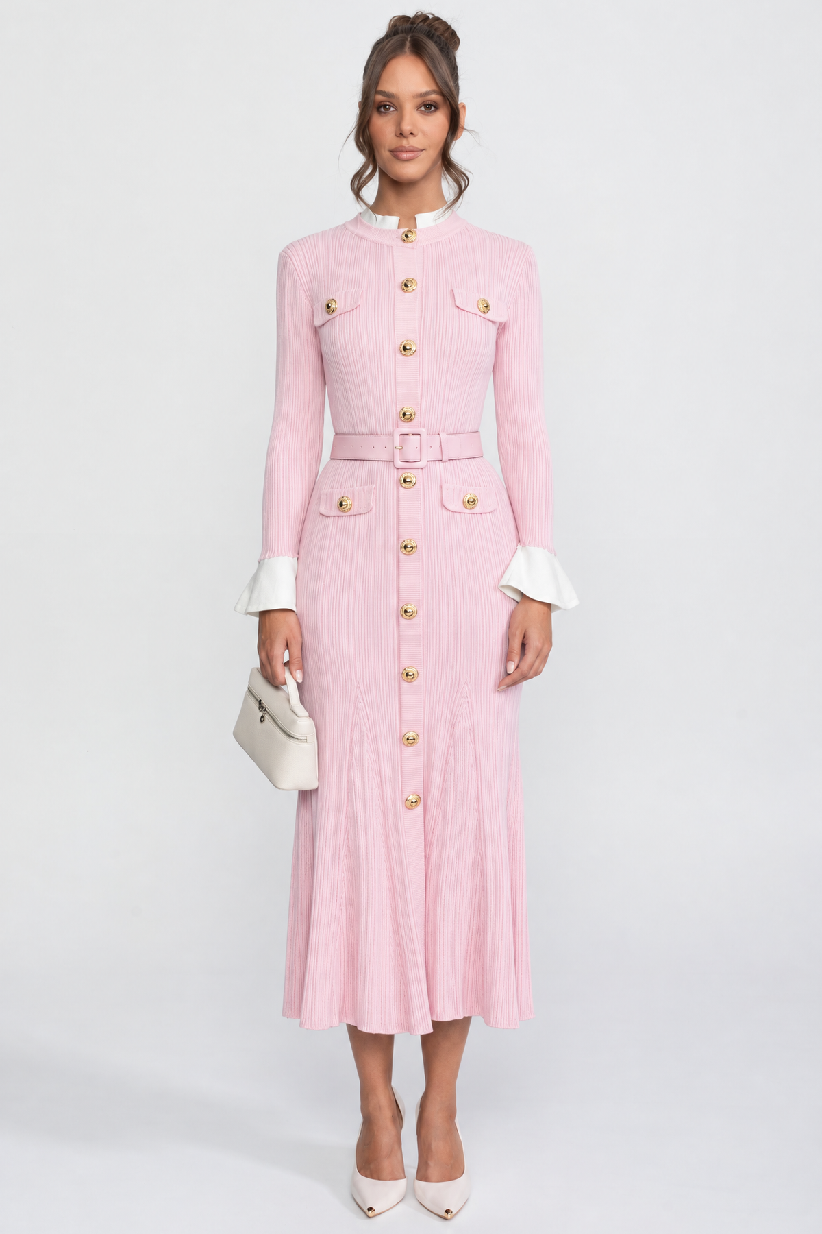 Geripptes Strick-Midikleid mit Gürtel, weißen Manschetten und Kragen - Rosa