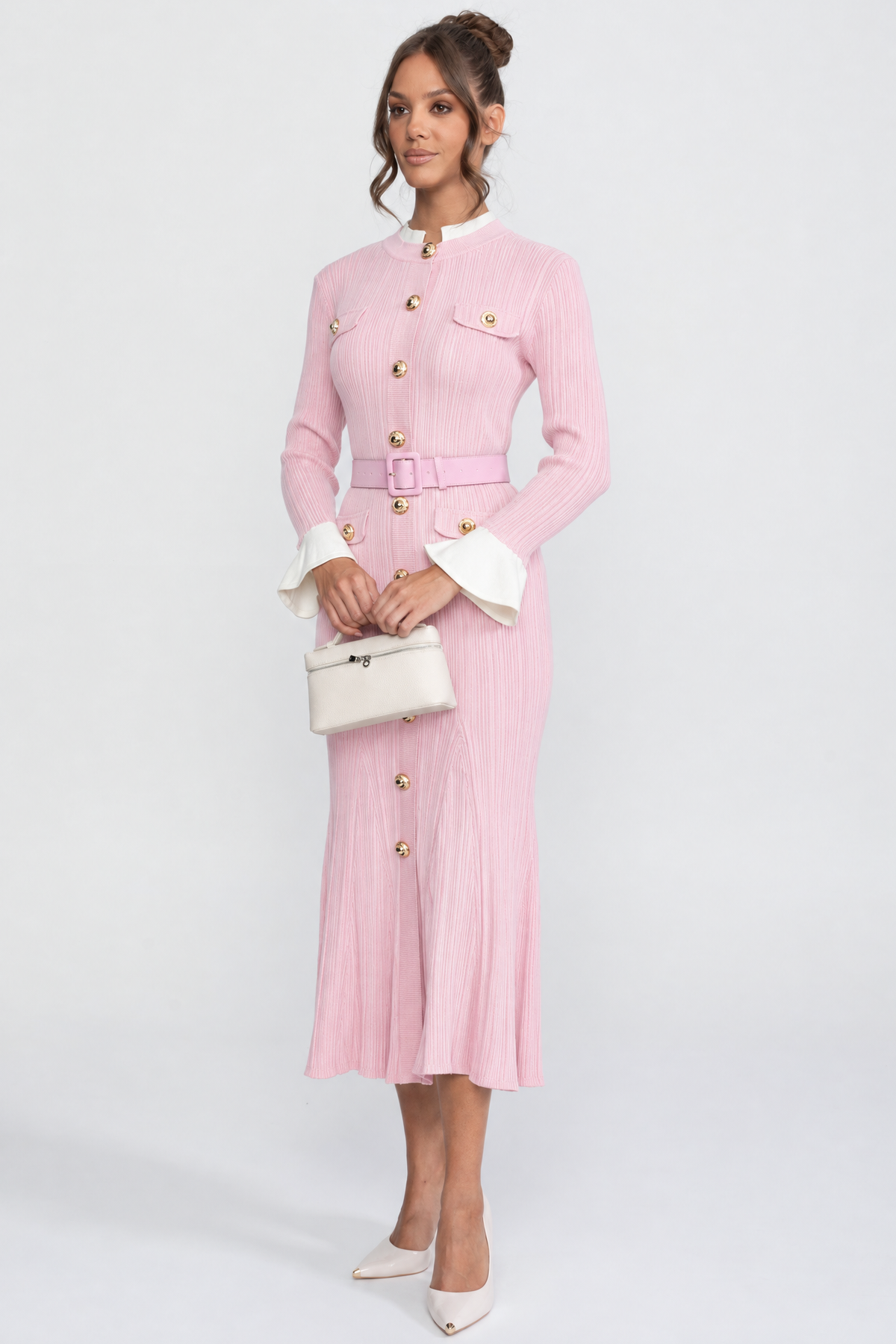 Geripptes Strick-Midikleid mit Gürtel, weißen Manschetten und Kragen - Rosa