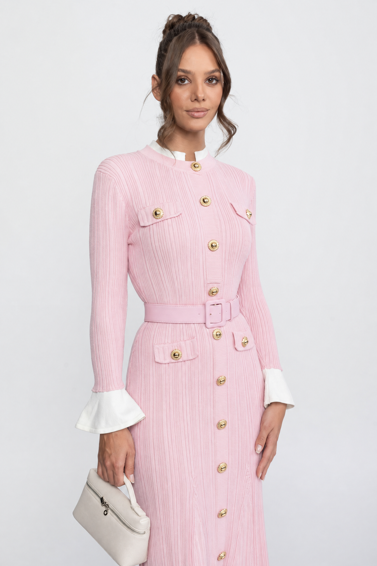 Geripptes Strick-Midikleid mit Gürtel, weißen Manschetten und Kragen - Rosa