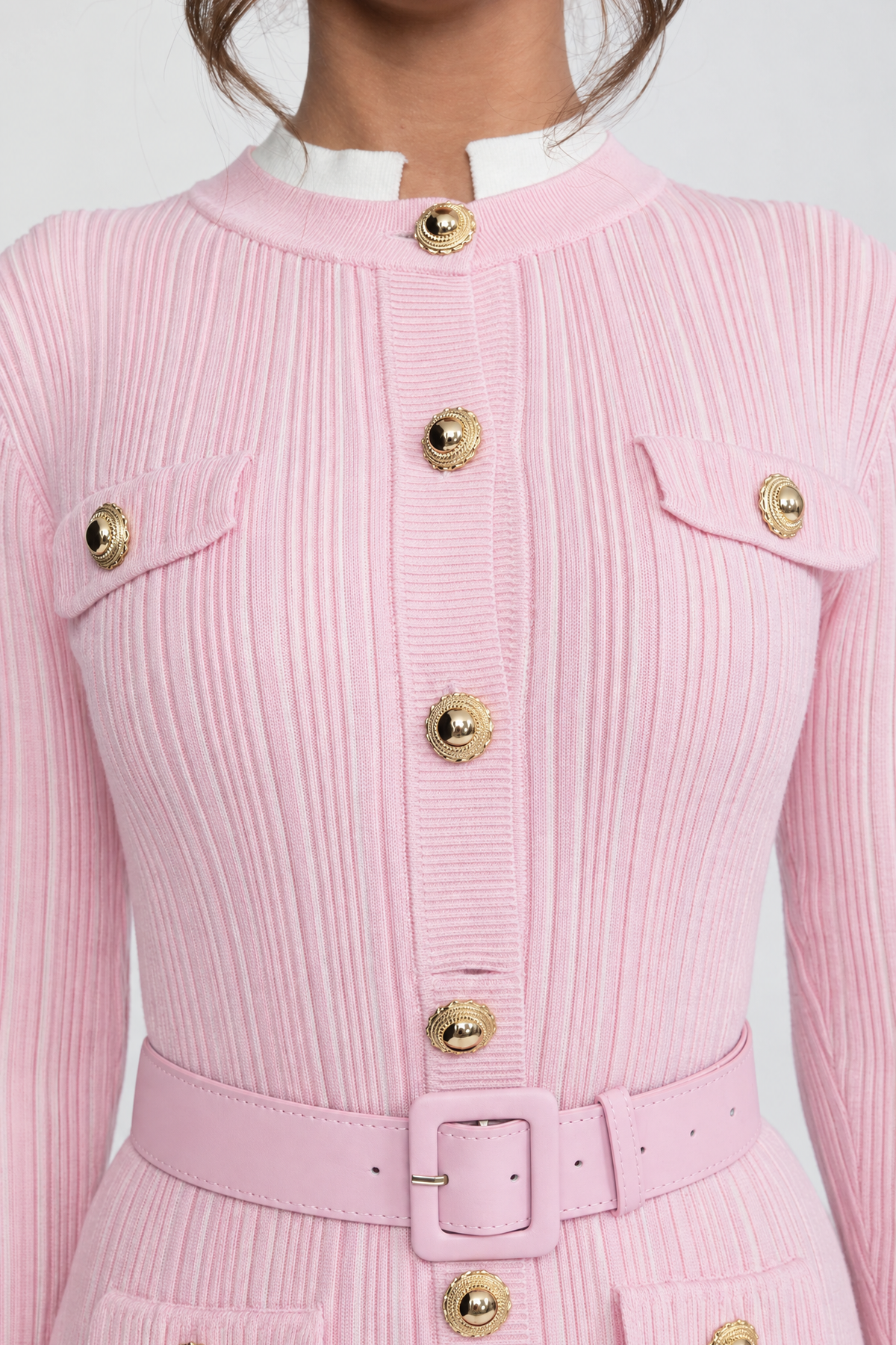 Geripptes Strick-Midikleid mit Gürtel, weißen Manschetten und Kragen - Rosa