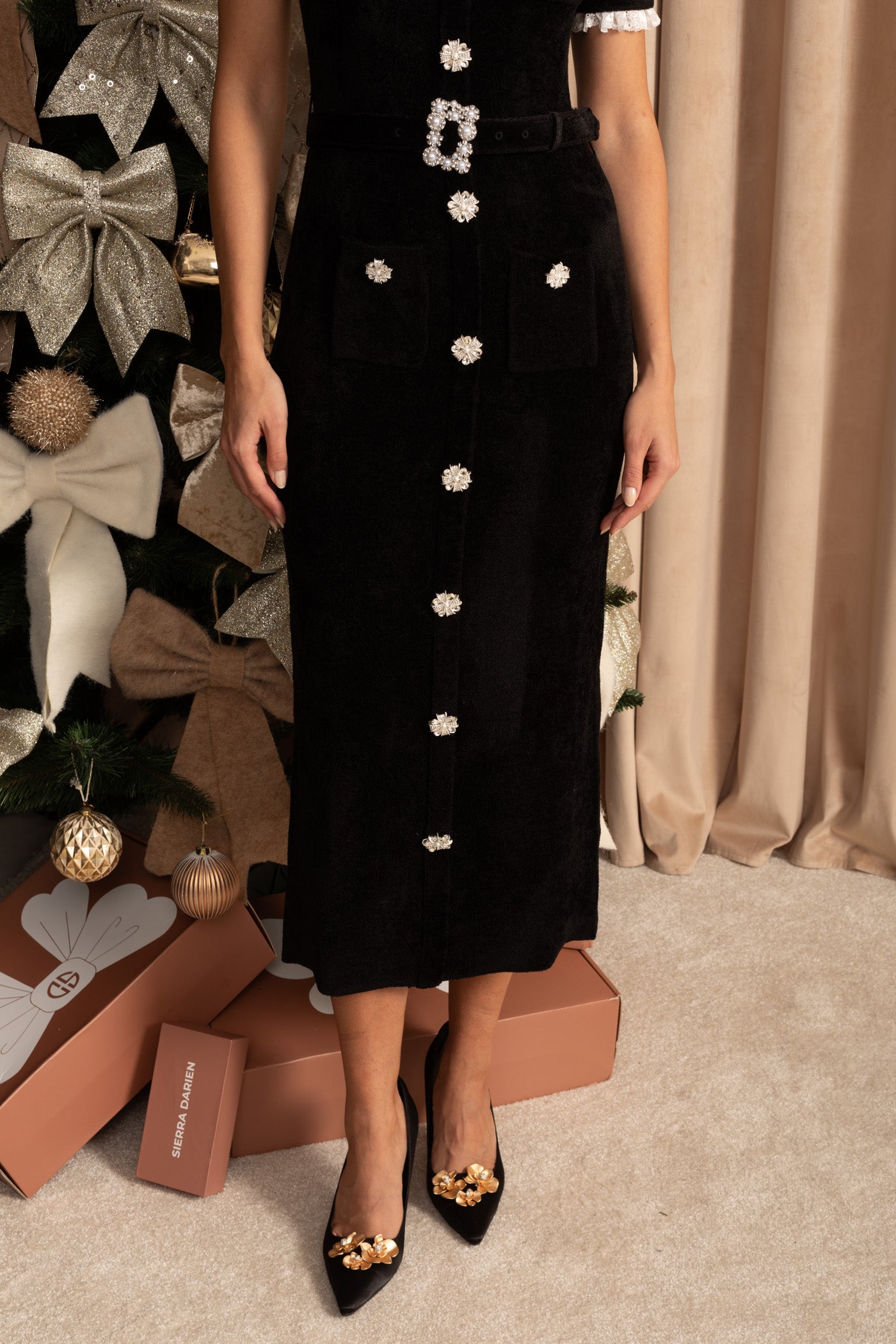 Elegantes Midikleid mit Kristallknöpfen und Spitzenbesatz – Schwarz 