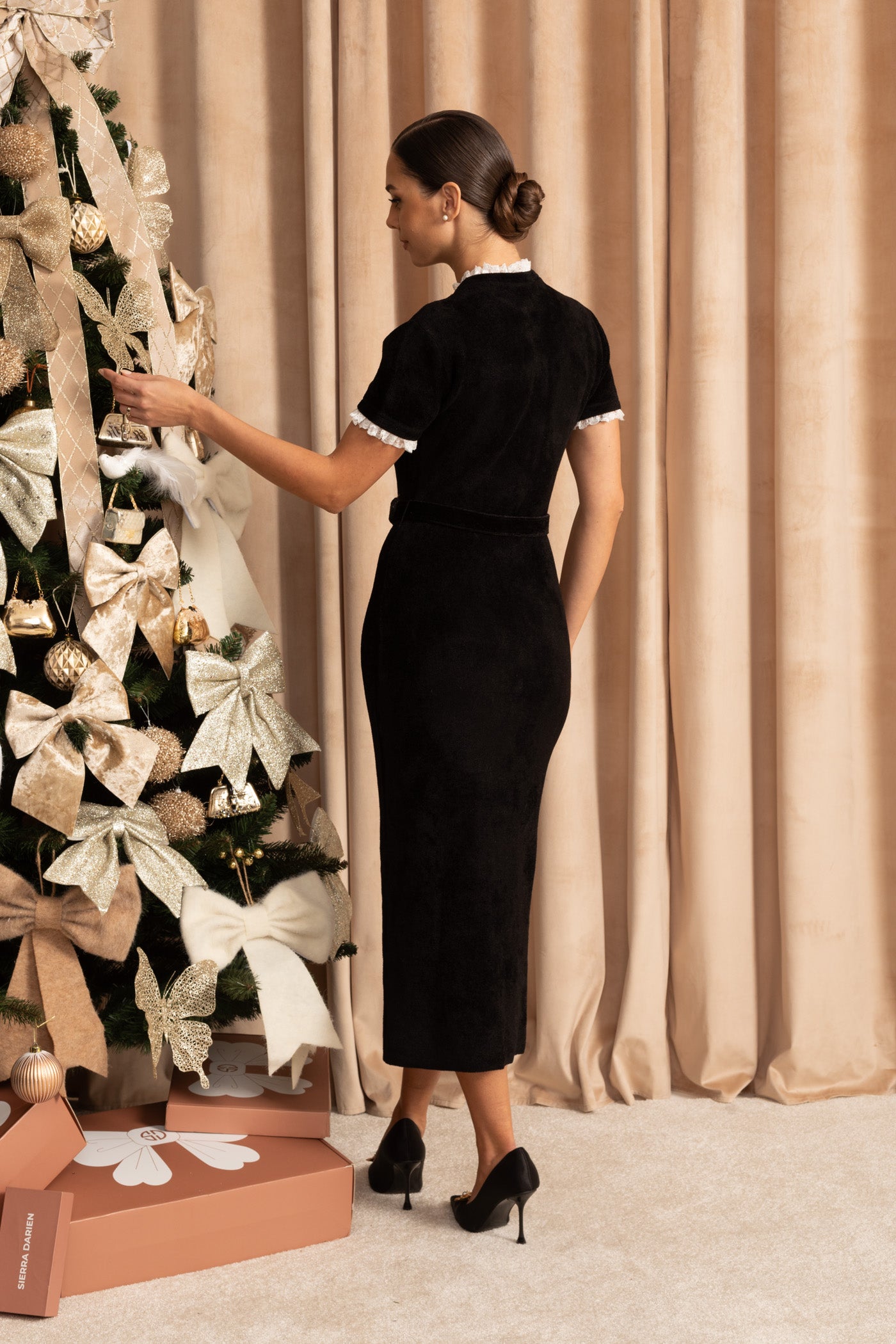 Elegantes Midikleid mit Kristallknöpfen und Spitzenbesatz – Schwarz 