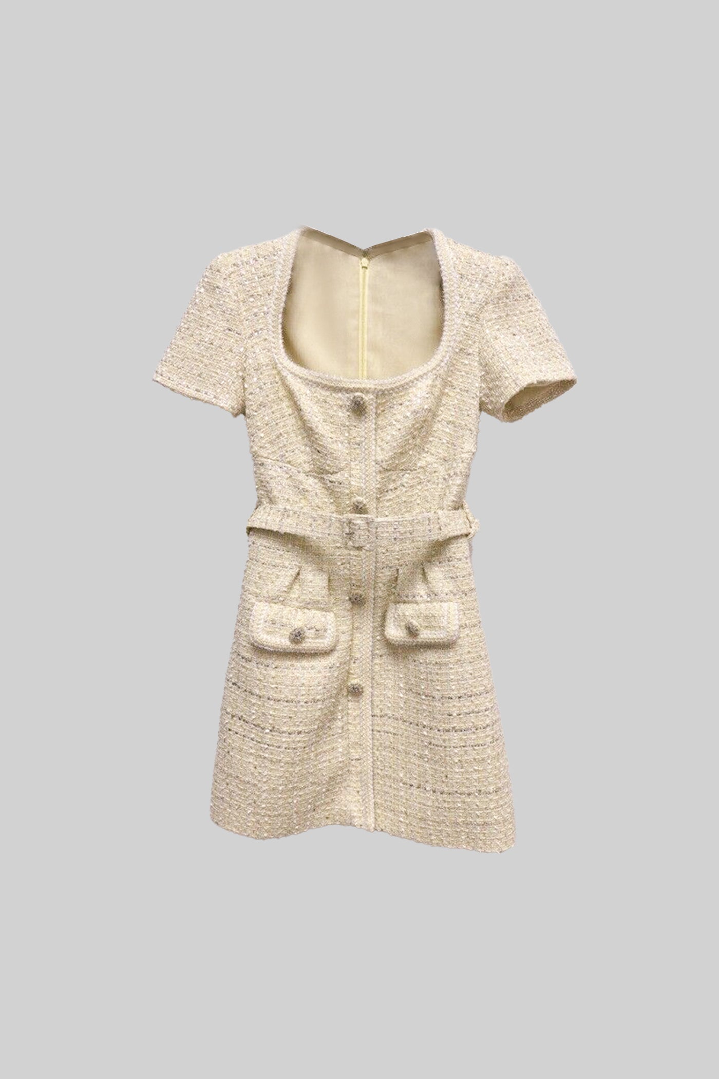 Strukturiertes Minikleid mit passendem Taillengürtel und Blumenbrosche – Beige 