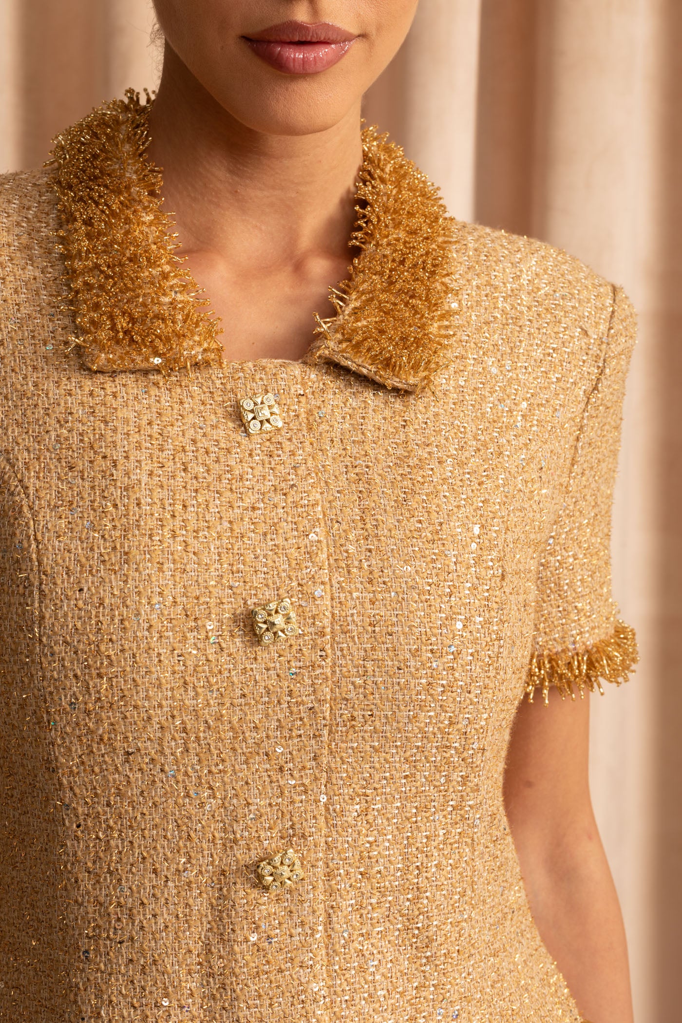 Kurzärmliges Tweed-Minikleid mit Metallic-Fransenbesatz – Gold 