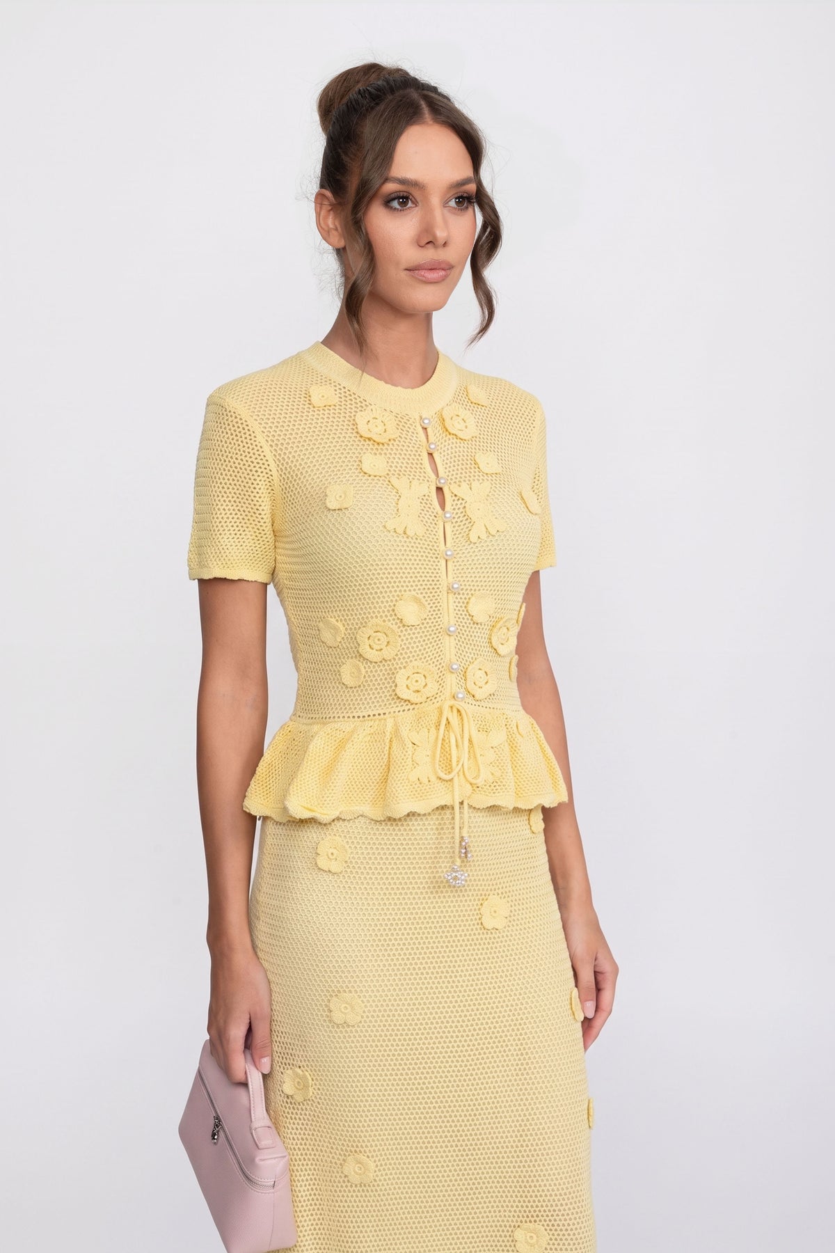 Maxikleid mit Blumenhäkeldetails und Peplum mit Kordelzug in der Taille – Gelb 