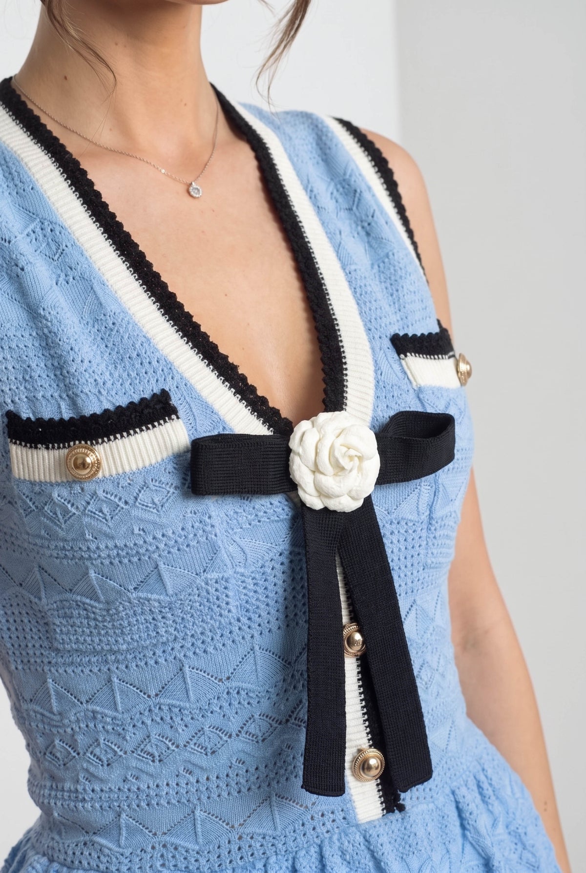 Peplum-Strick-Minikleid mit Kontrastbesatz und Schleife - Hellblau 