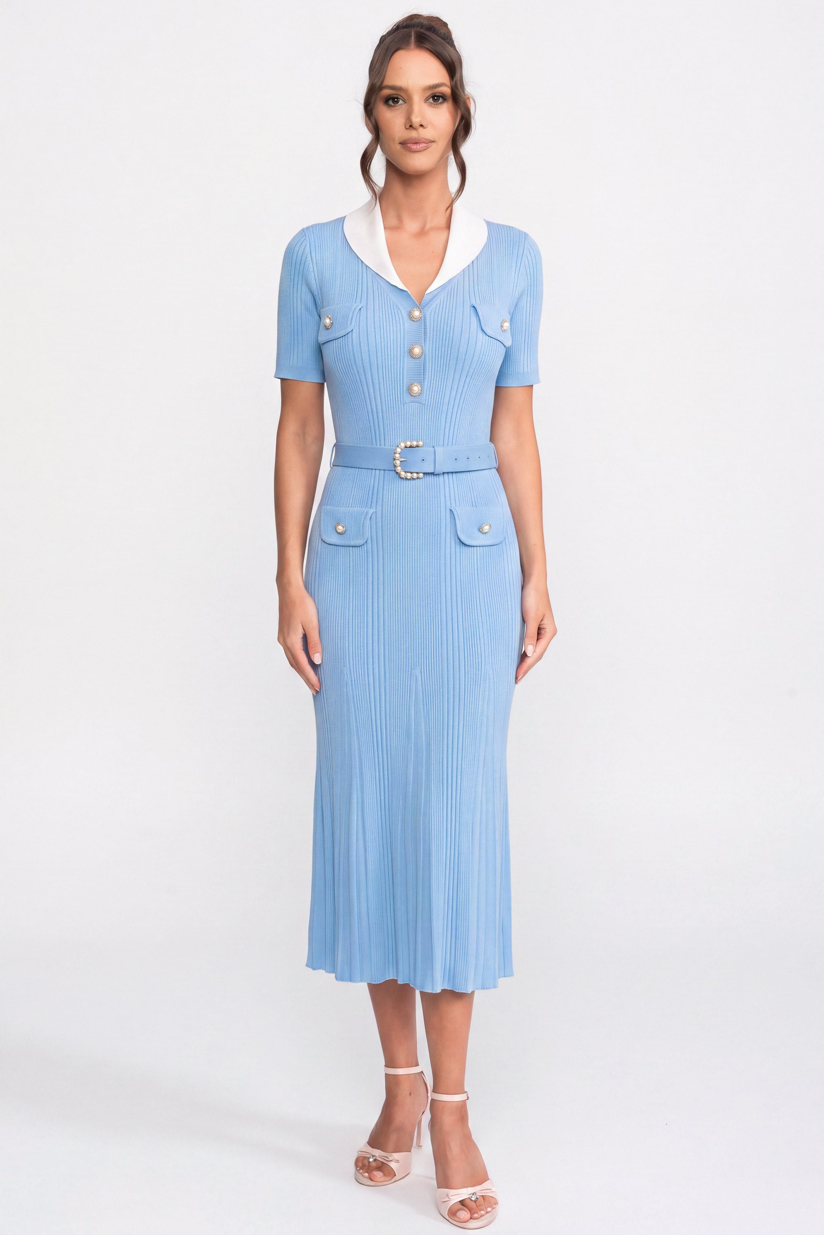 Geripptes Strick-Midikleid mit weißem Kragen und Perlengürtel - Hellblau 