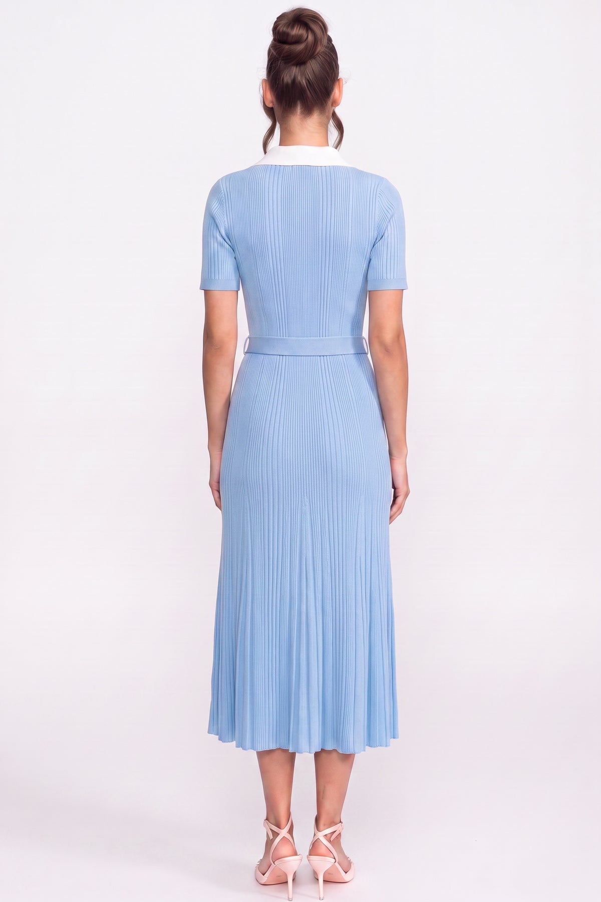 Geripptes Strick-Midikleid mit weißem Kragen und Perlengürtel - Hellblau 